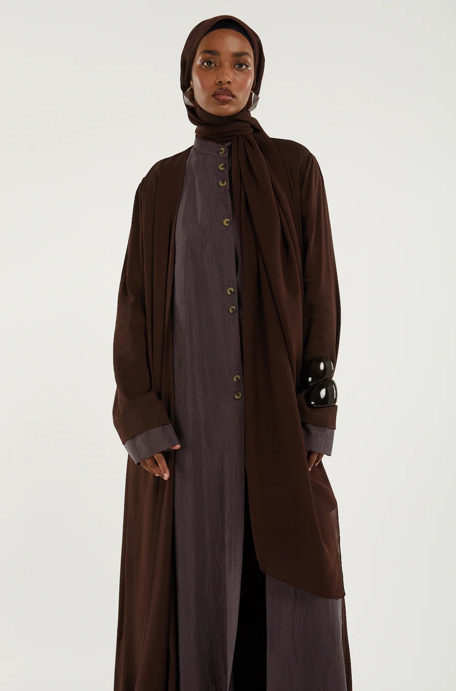IVY BROWN ABAYA - 1309 - MIRA Y MANO