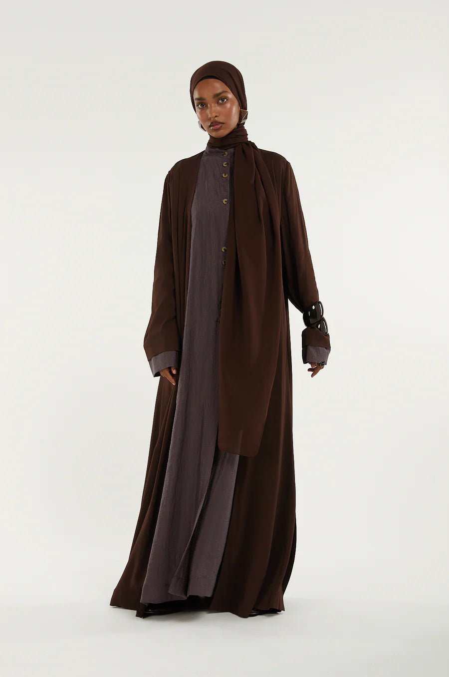 IVY BROWN ABAYA - 1309 - MIRA Y MANO