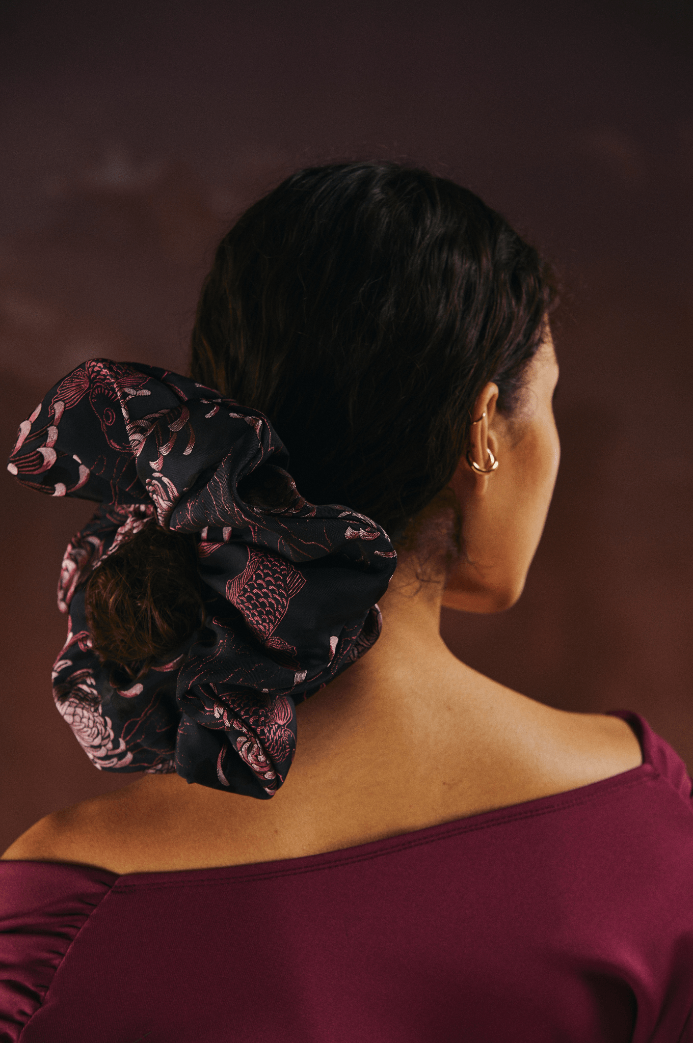 SCRUNCHIE BLACK & PINK - 1309 - MIRA Y MANO