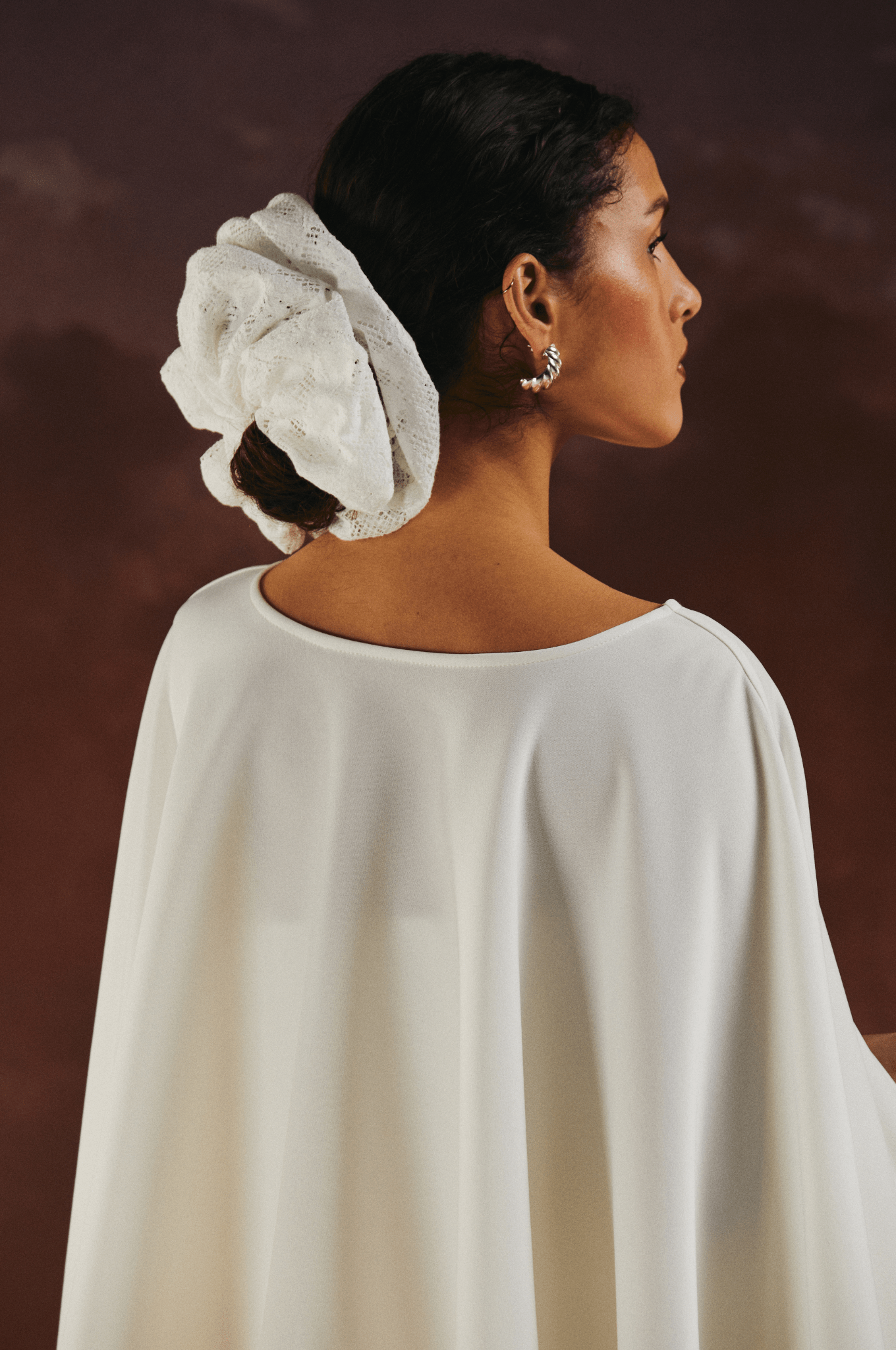 SCRUNCHIE WHITE - 1309 - MIRA Y MANO