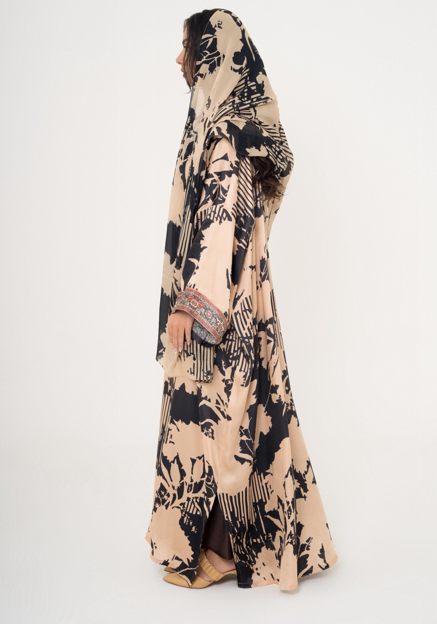 AW126 - 004 ABAYA - ALDUKAN - MIRA Y MANO