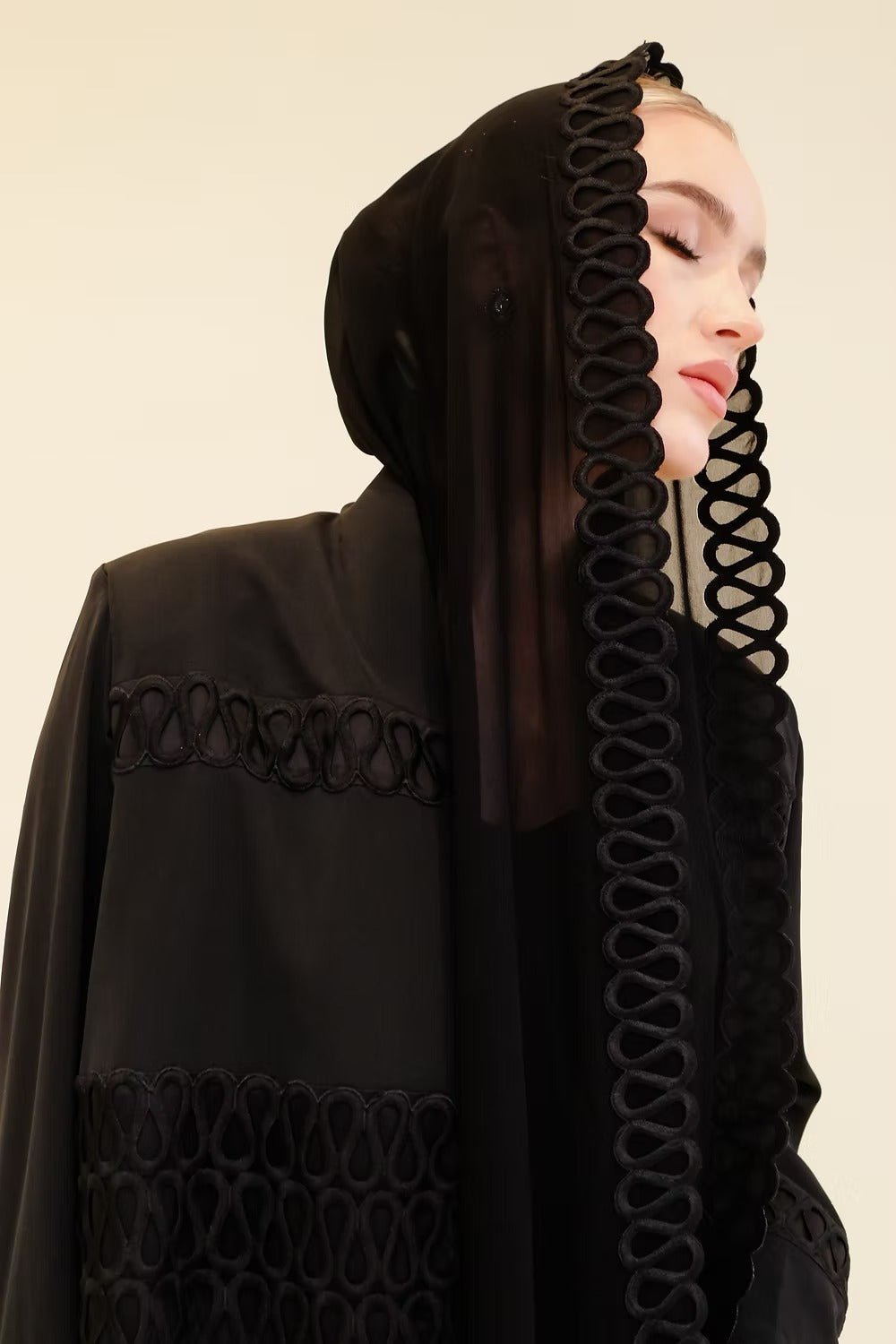 DS25 - 039 ABAYA - ALDUKAN - MIRA Y MANO