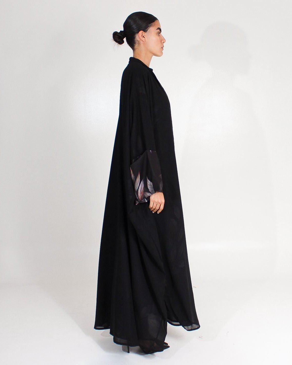 GRAY LINED CHIFFON ABAYA - ASDAF LINE - MIRA Y MANO