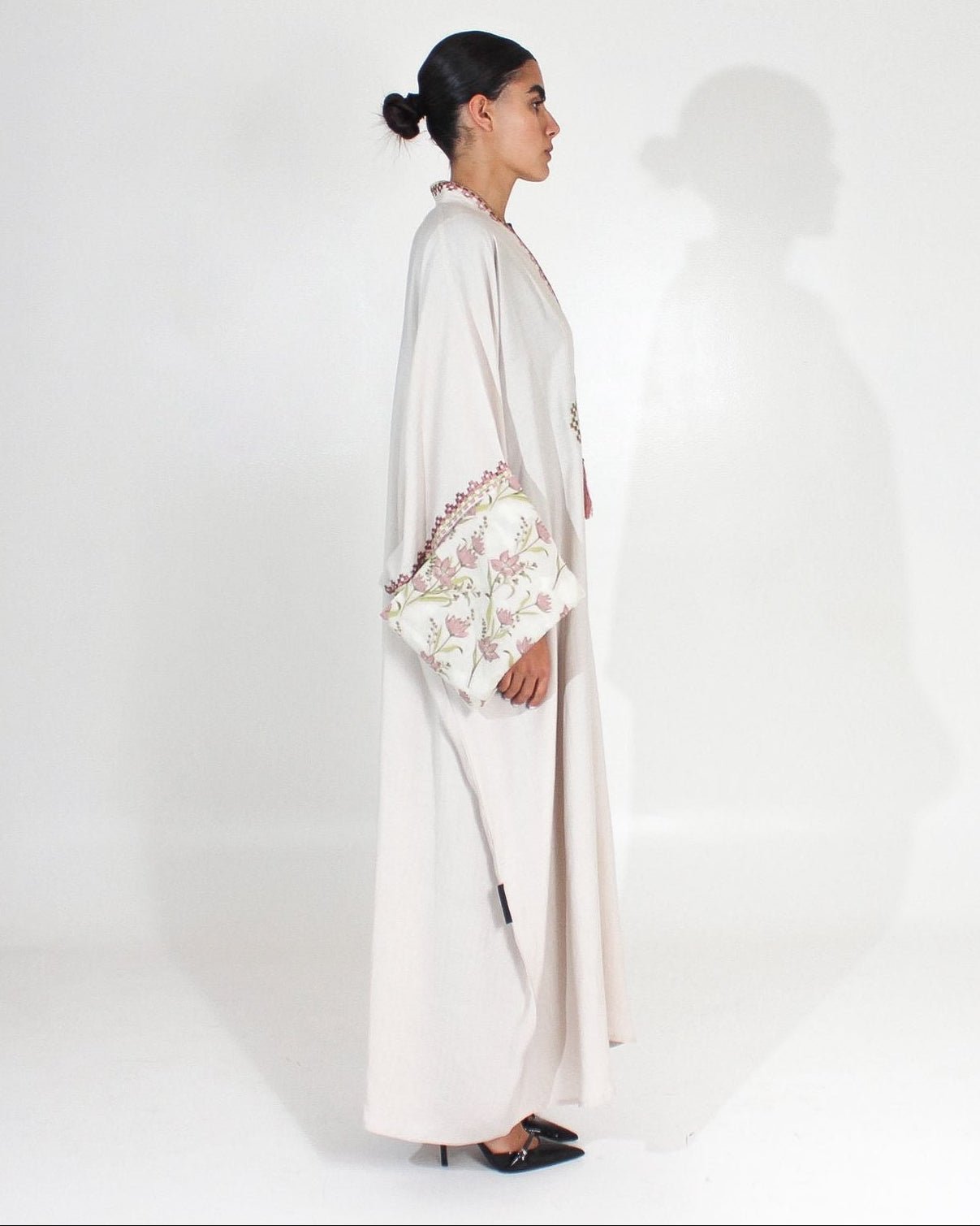 LINEN BEIGE WITH WIDE SLEEVES ABAYA - ASDAF LINE - MIRA Y MANO