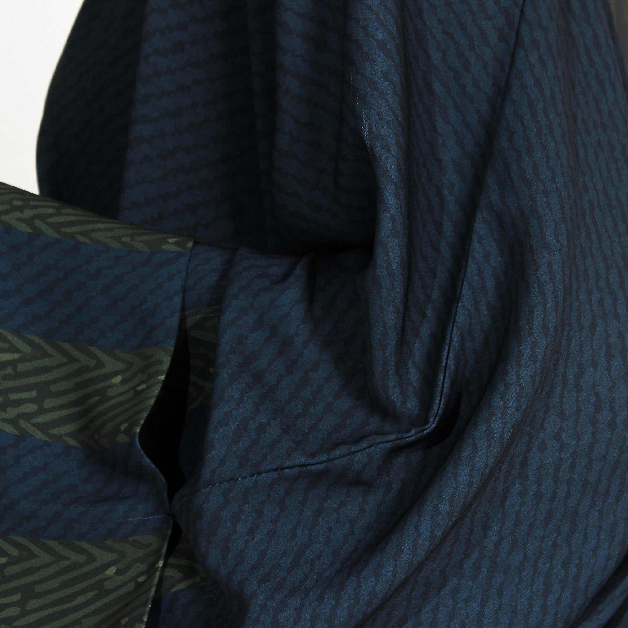 PRINTED STRIPED DESIGN - Navy Crepe Abaya - ASDAF LINE - MIRA Y MANO