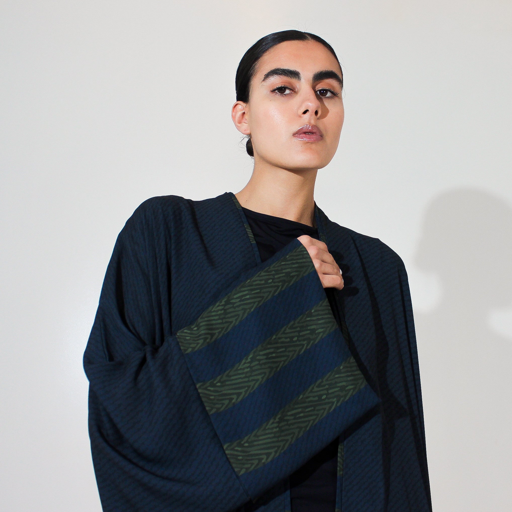 PRINTED STRIPED DESIGN - Navy Crepe Abaya - ASDAF LINE - MIRA Y MANO