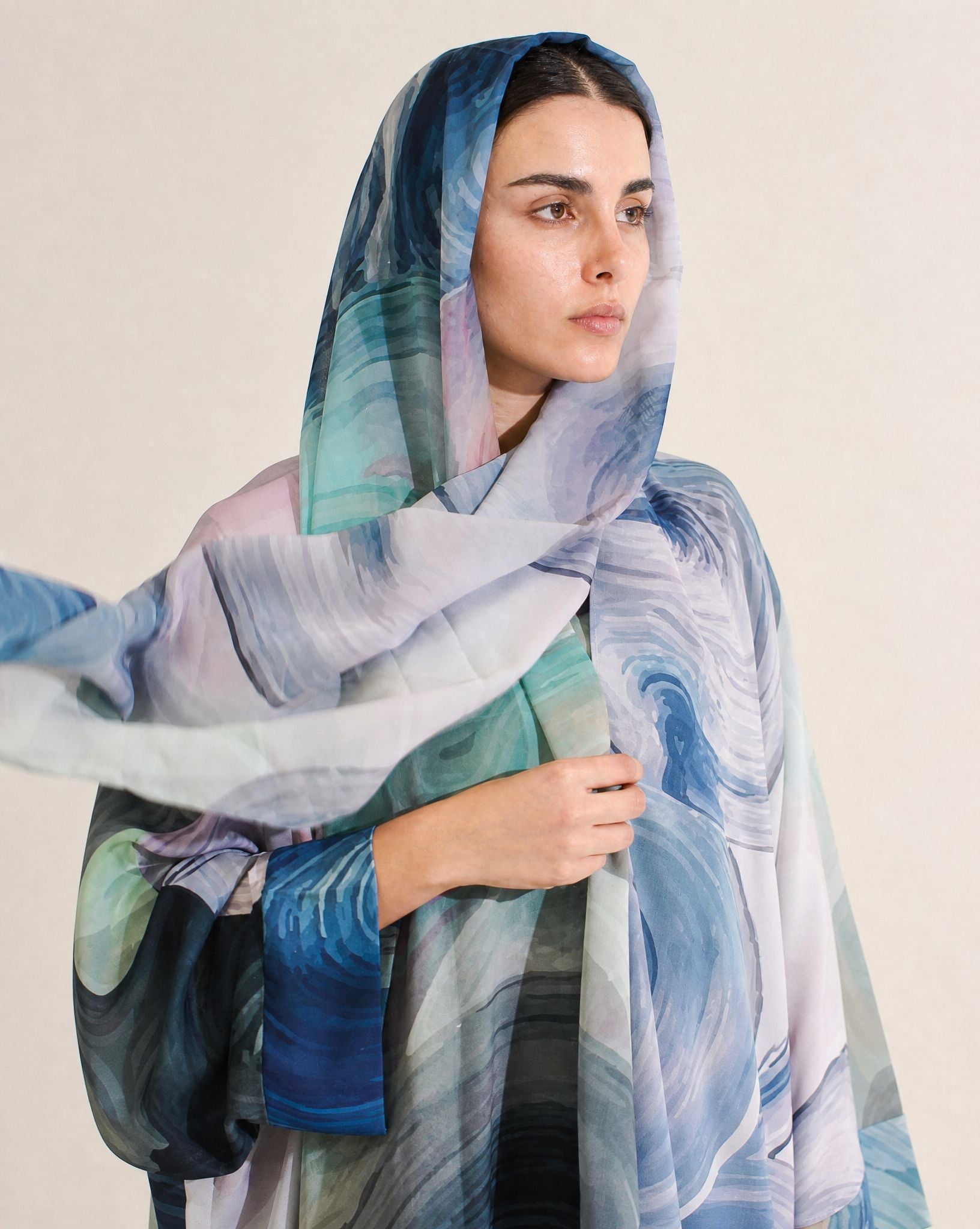 WAVY PRINT CHIFFON ABAYA - ASDAF LINE - MIRA Y MANO