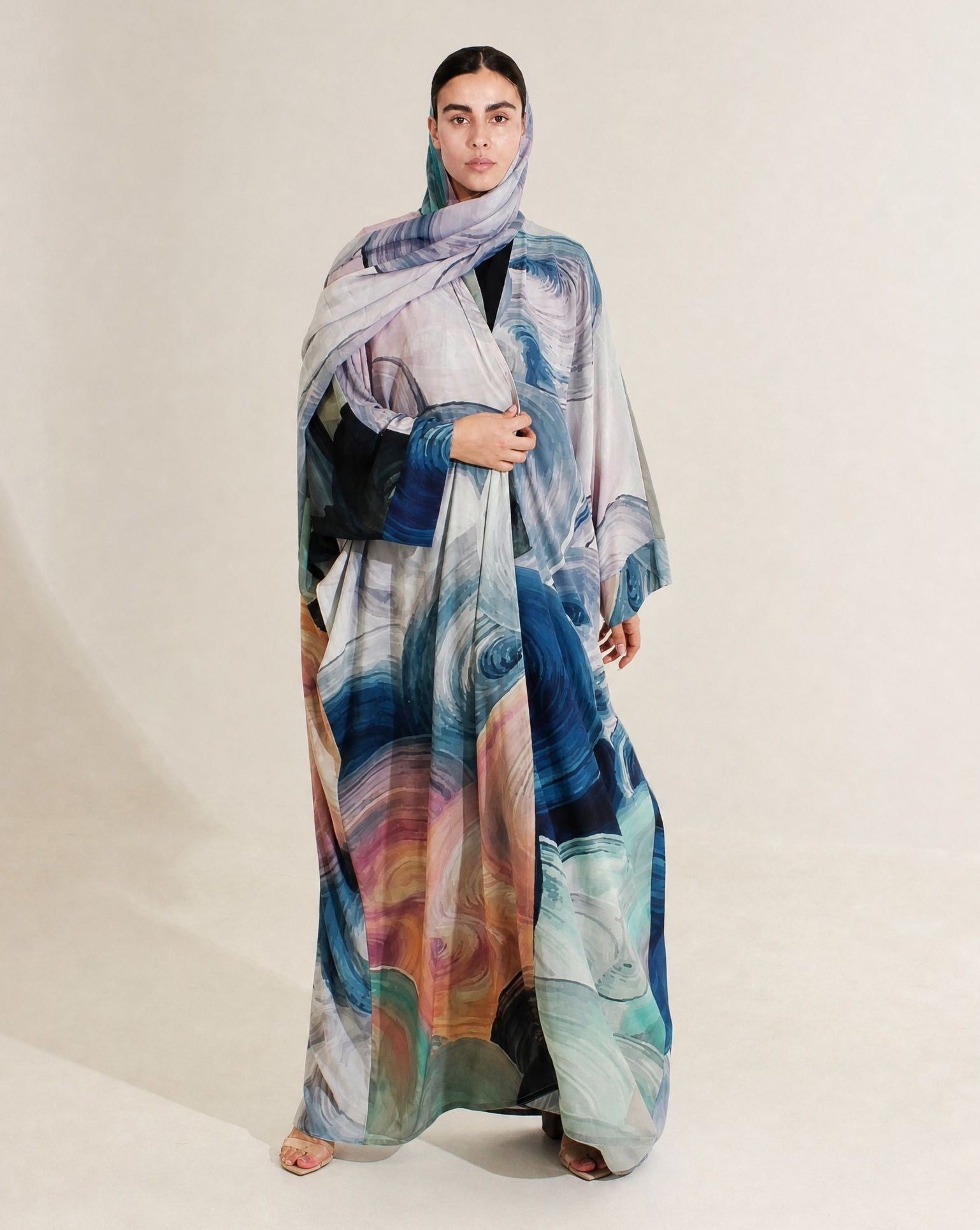 WAVY PRINT CHIFFON ABAYA - ASDAF LINE - MIRA Y MANO
