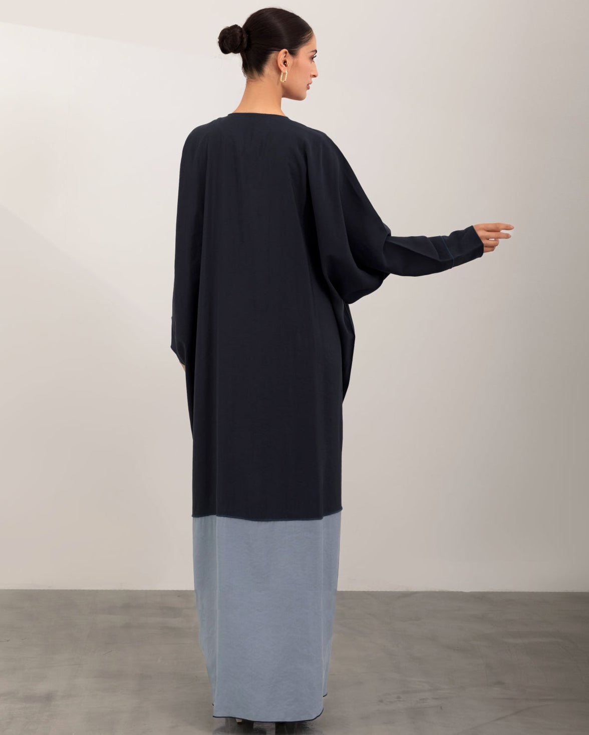 A26-01 ABAYA - ASL - MIRA Y MANO