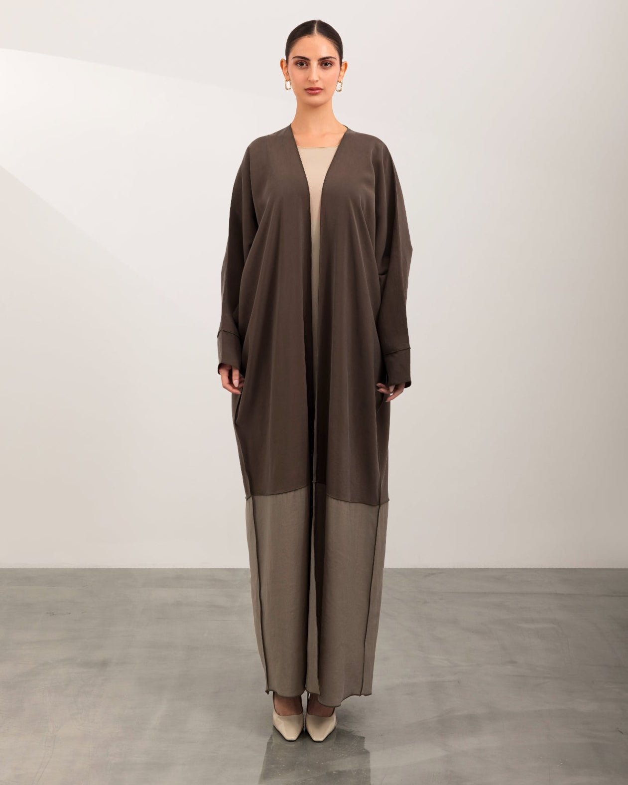 A26-03 ABAYA - ASL - MIRA Y MANO
