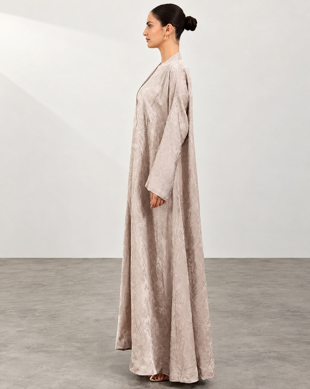 A26-17 - Beige Jacquard Abaya - ASL - MIRA Y MANO