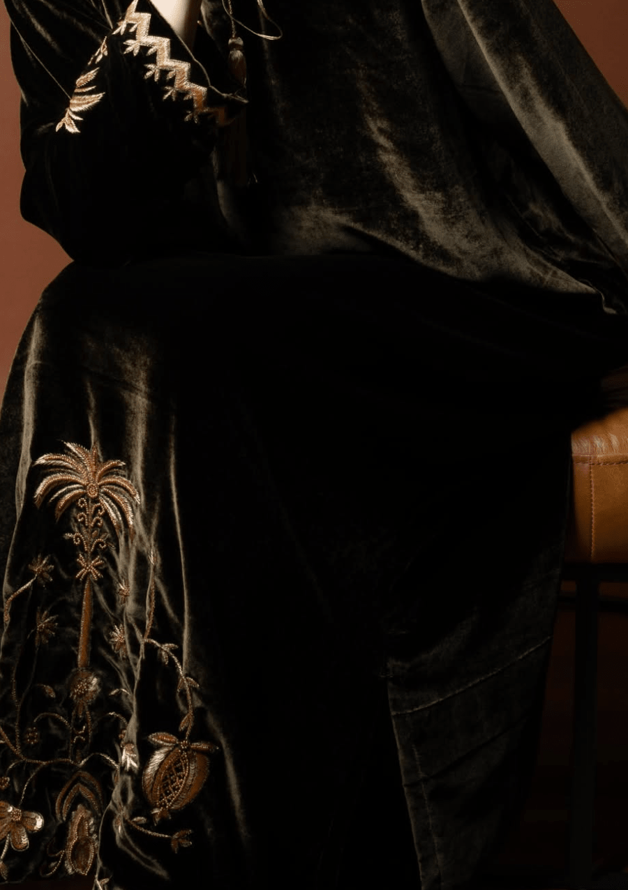 JINAAN JALABIAH - CATERPILLAR - MIRA Y MANO