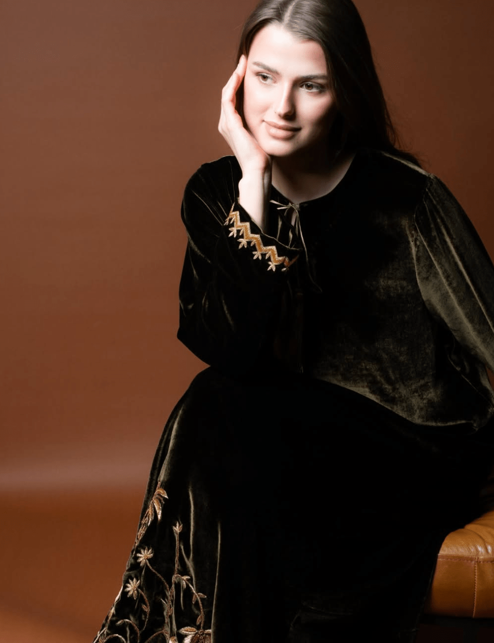 JINAAN JALABIAH - CATERPILLAR - MIRA Y MANO