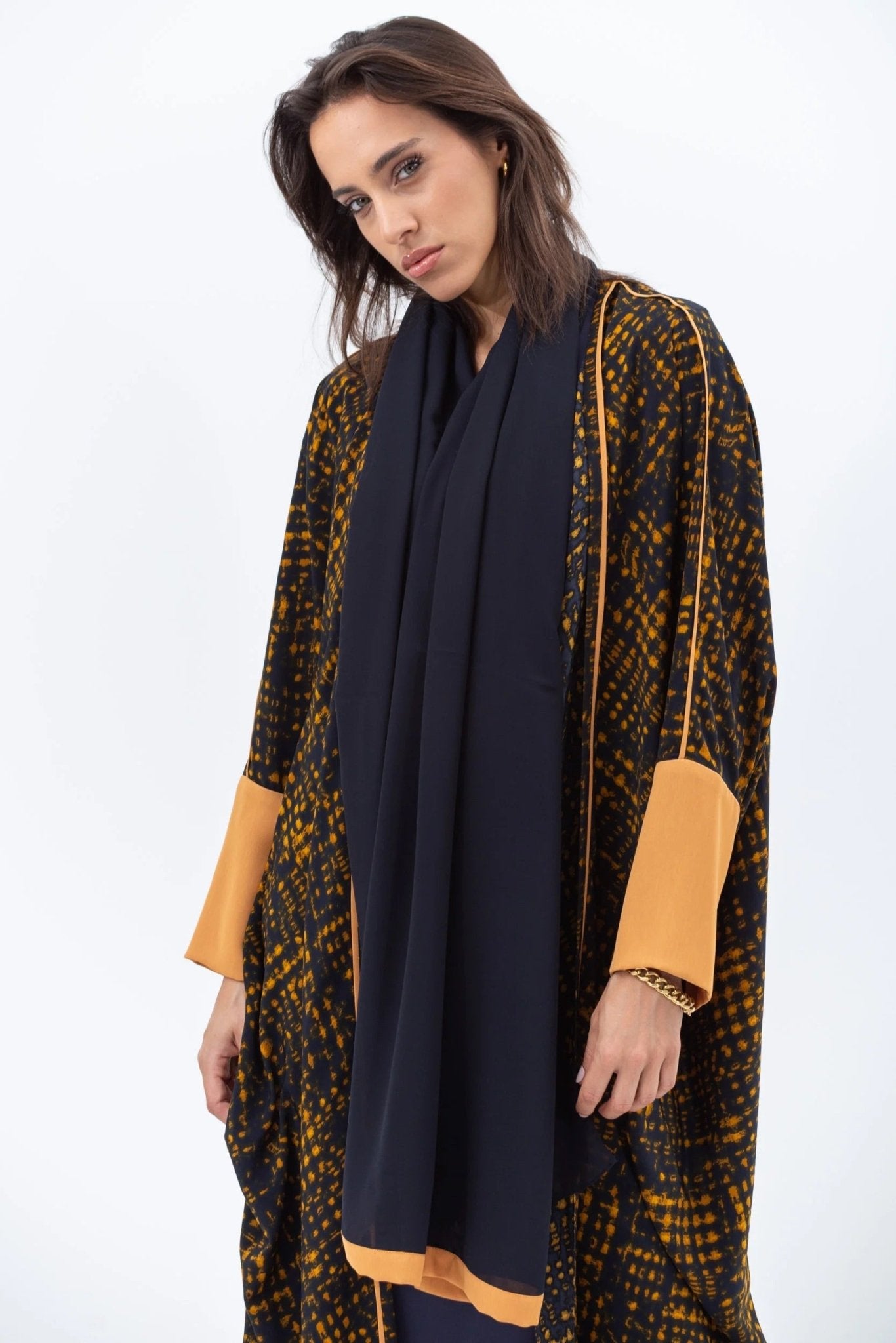 AB - BF - BLK - AM ABAYA - CHIKA - MIRA Y MANO