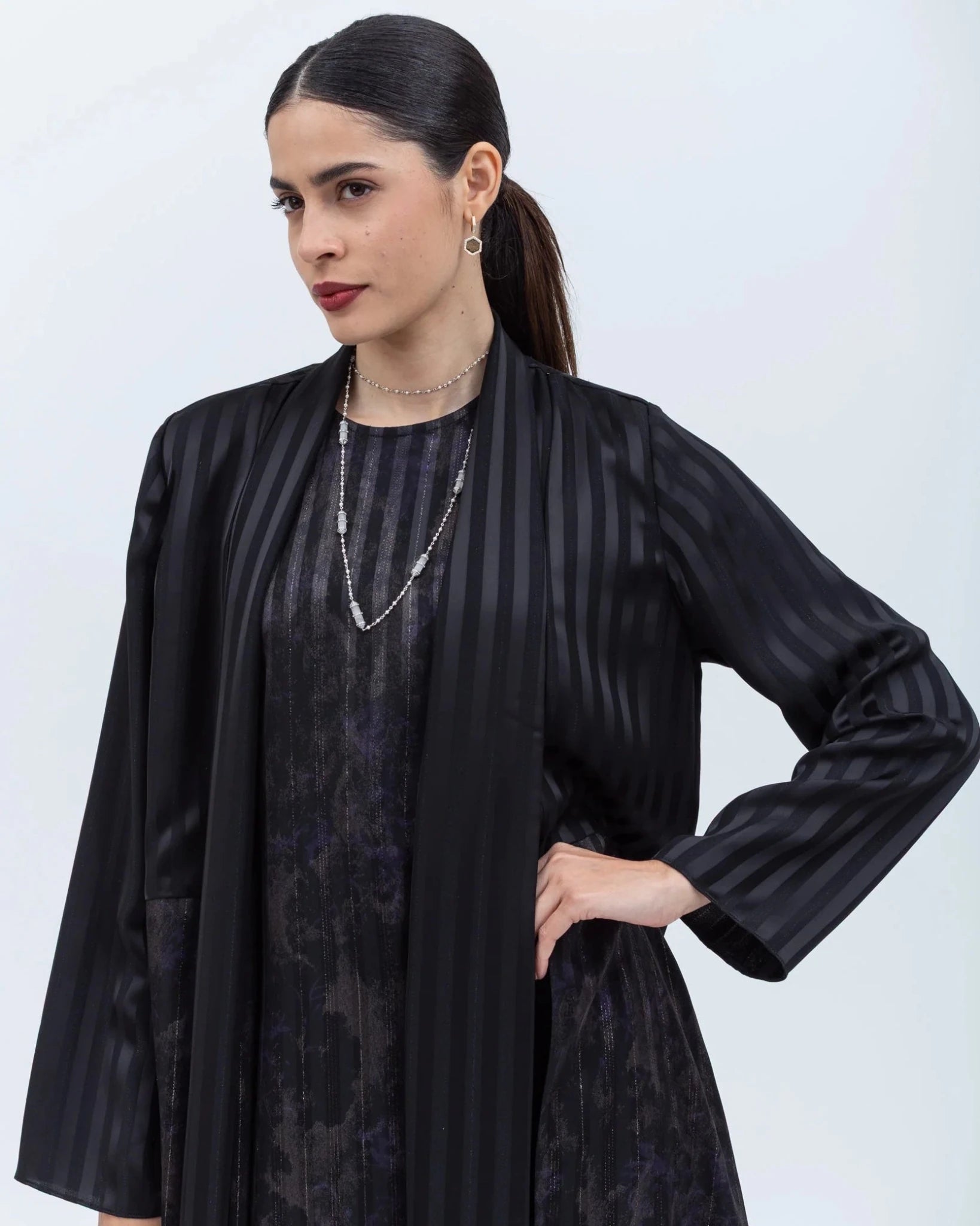 AB-FL-BLK ABAYA - CHIKA - MIRA Y MANO