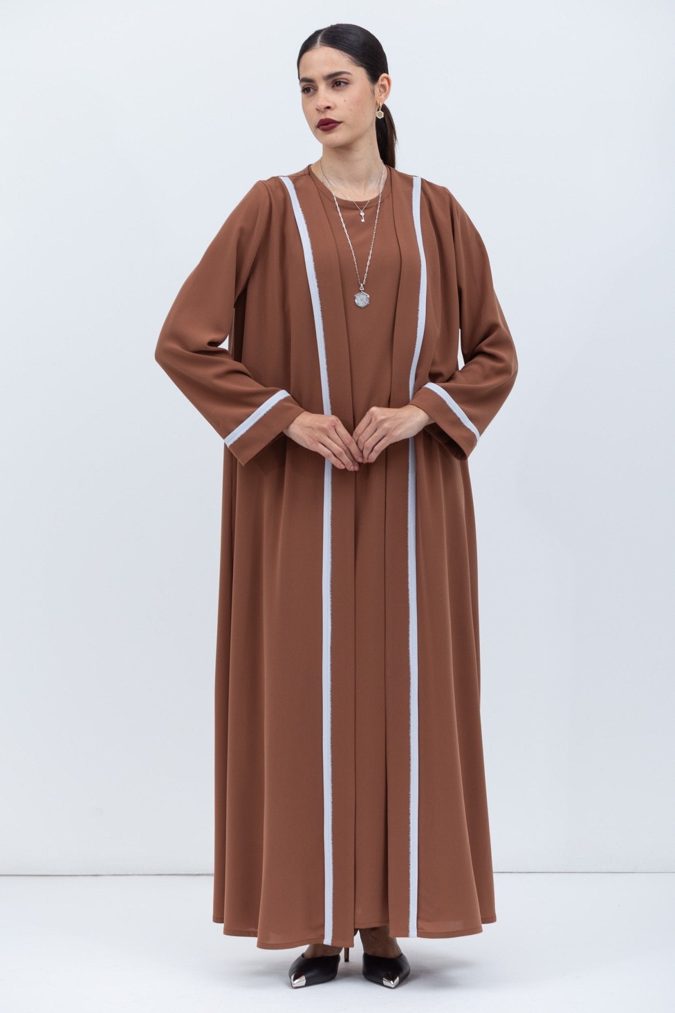 AB - FL - CRM - BRN ABAYA - CHIKA - MIRA Y MANO