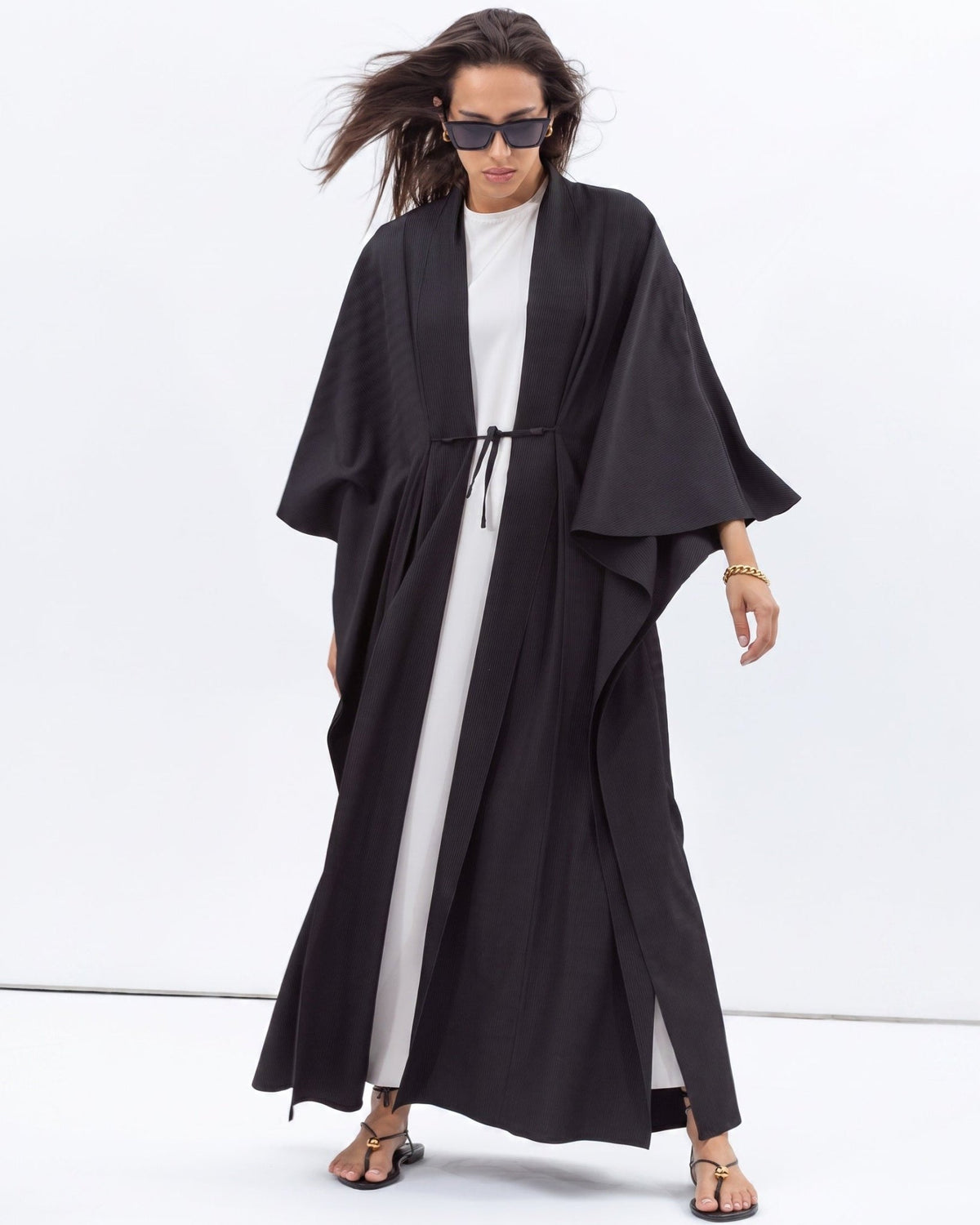 AB-FL-TXT-BLK ABAYA - CHIKA - MIRA Y MANO