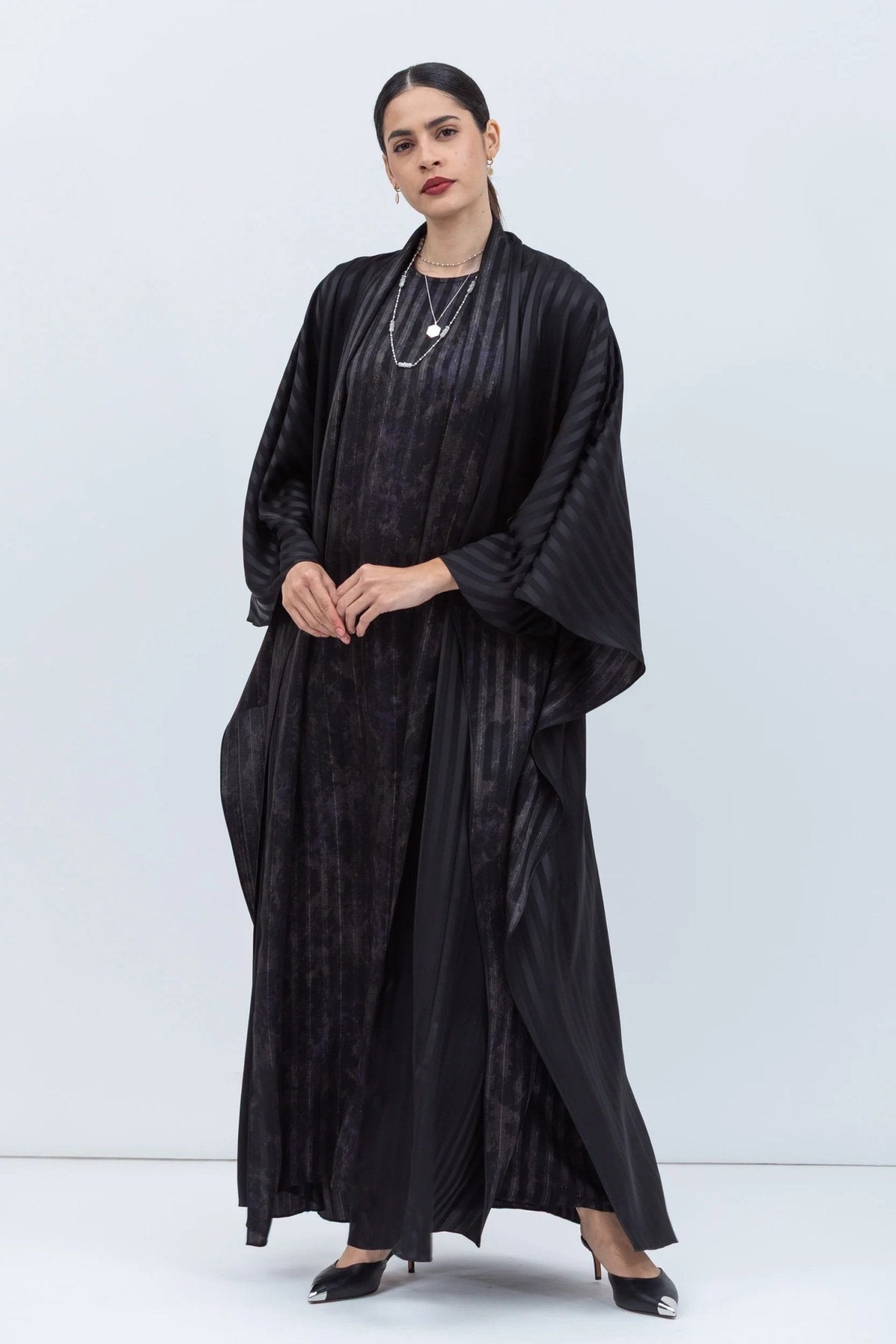 AB - FLW - STR - BLK - A ABAYA - CHIKA - MIRA Y MANO