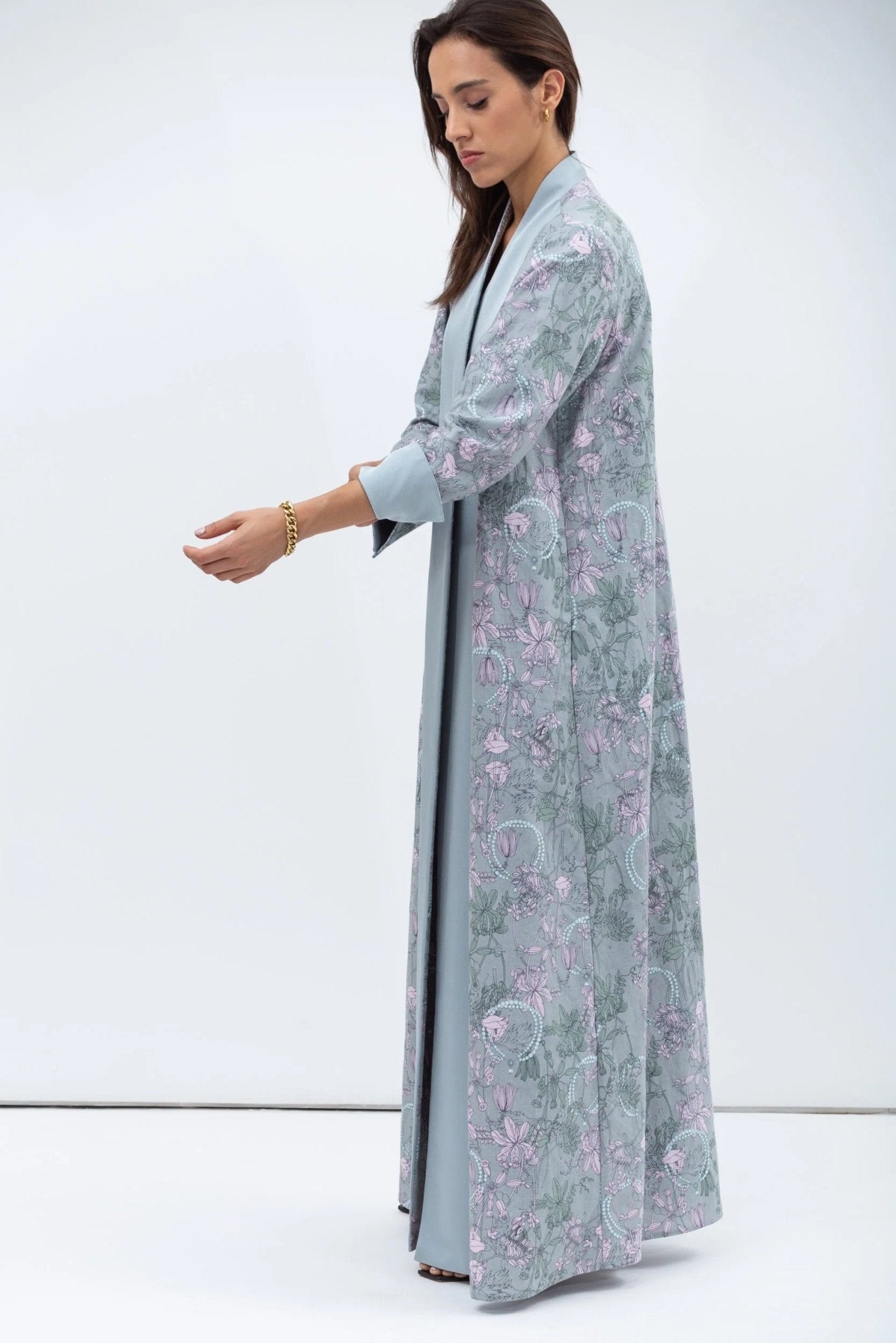 AB-OVR-SCP-BGFP ABAYA - CHIKA - MIRA Y MANO