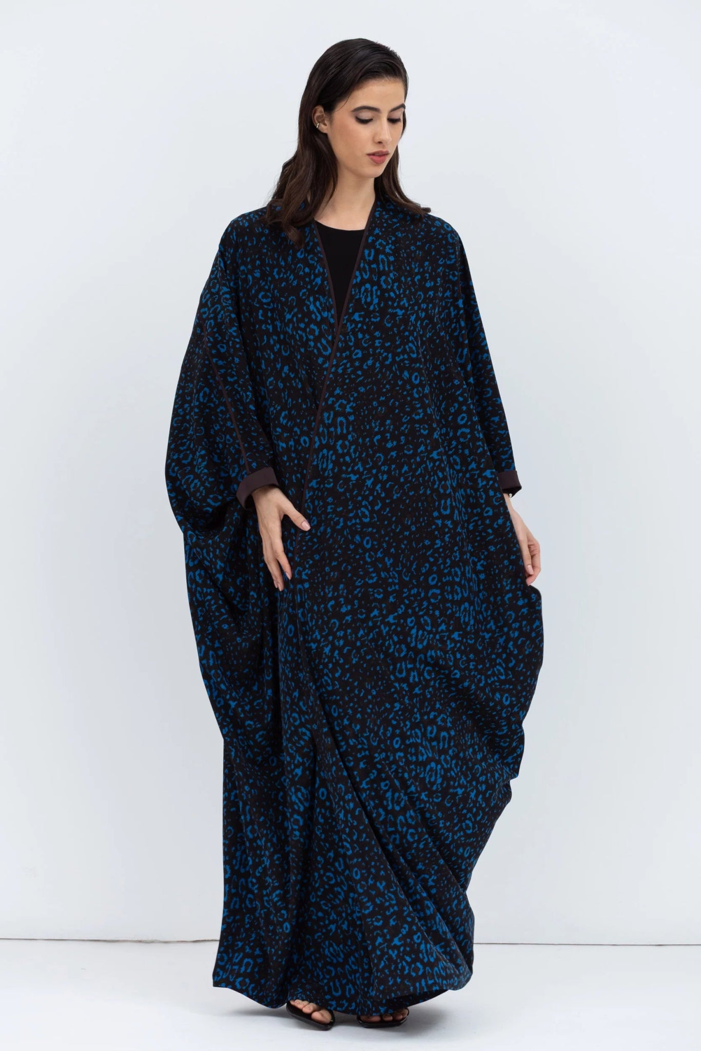 AB - PATT - BLL ABAYA - CHIKA - MIRA Y MANO