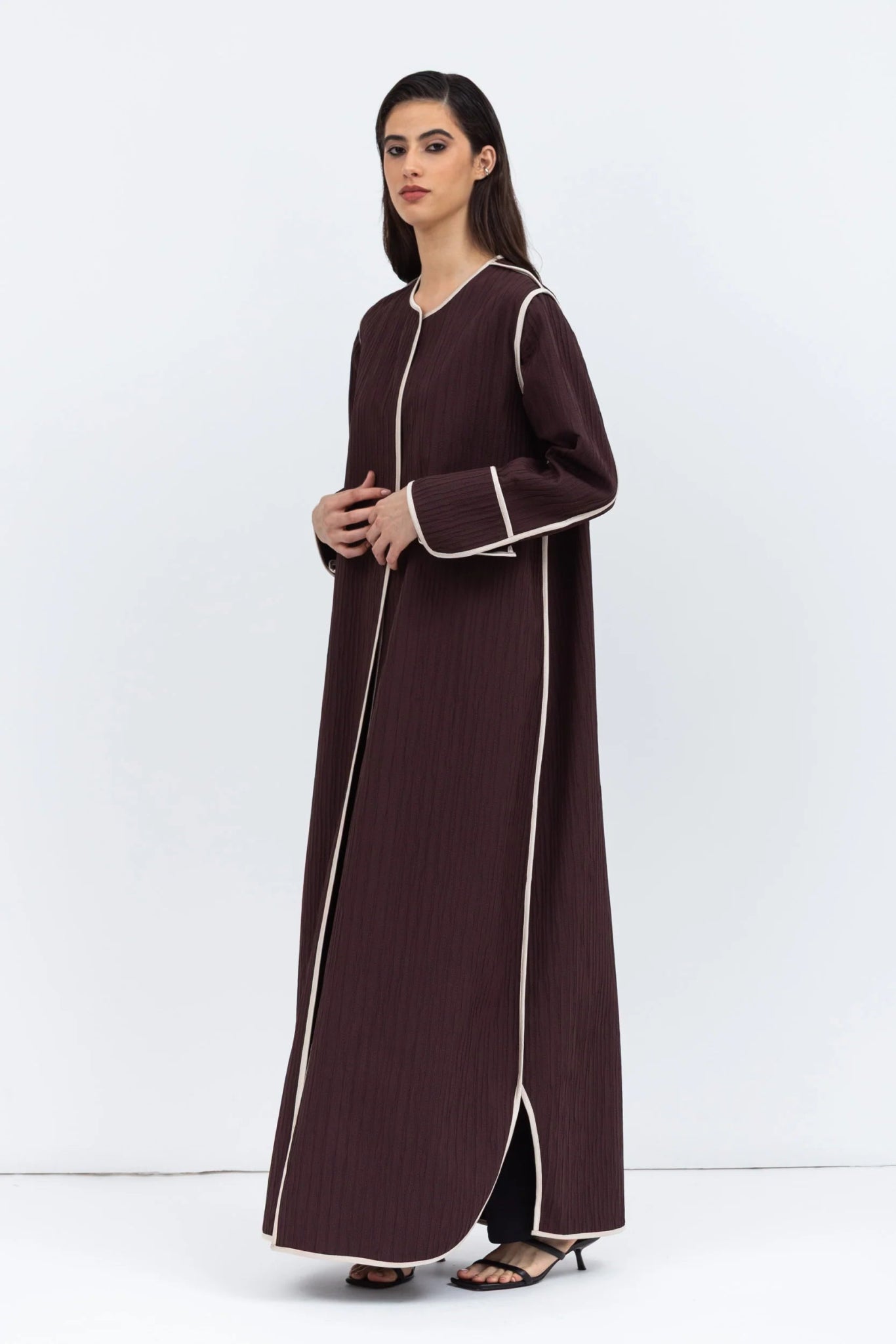 AB - ST - BRW ABAYA - CHIKA - MIRA Y MANO
