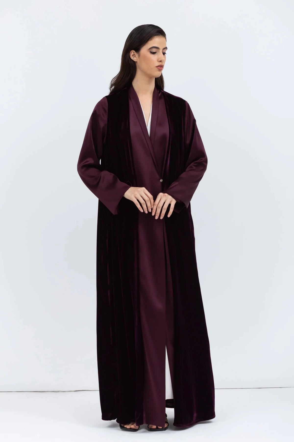 AB - VEL - D - BUR ABAYA - CHIKA - MIRA Y MANO