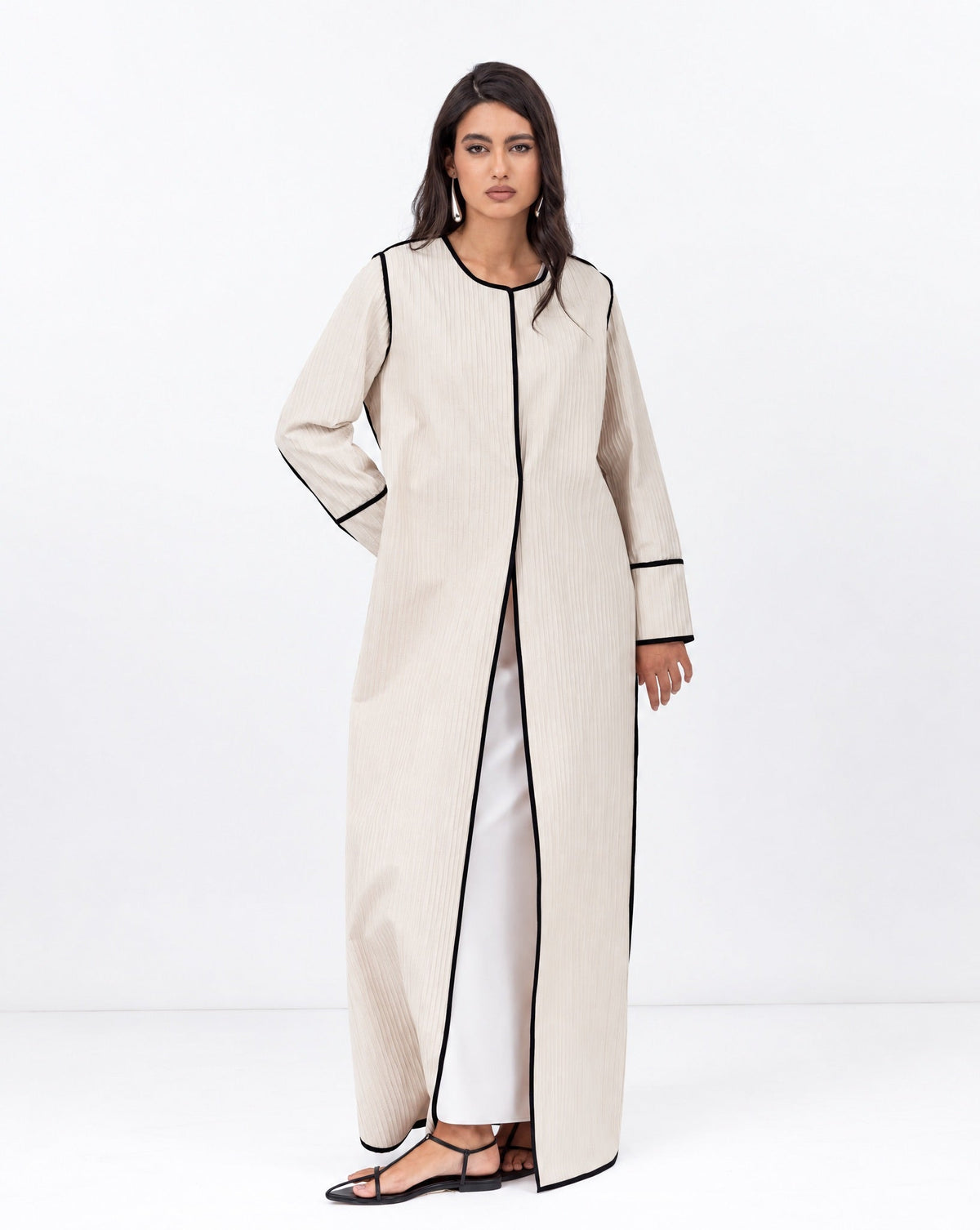 Structured Abaya in Creme with Black Piping Details - CHIKA - MIRA Y MANO