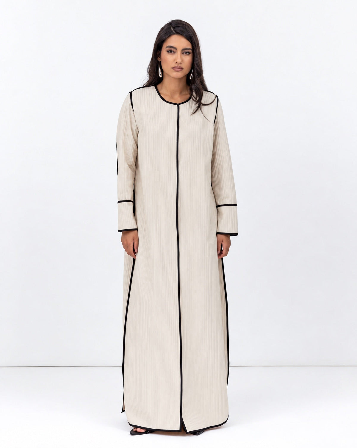 Structured Abaya in Creme with Black Piping Details - CHIKA - MIRA Y MANO