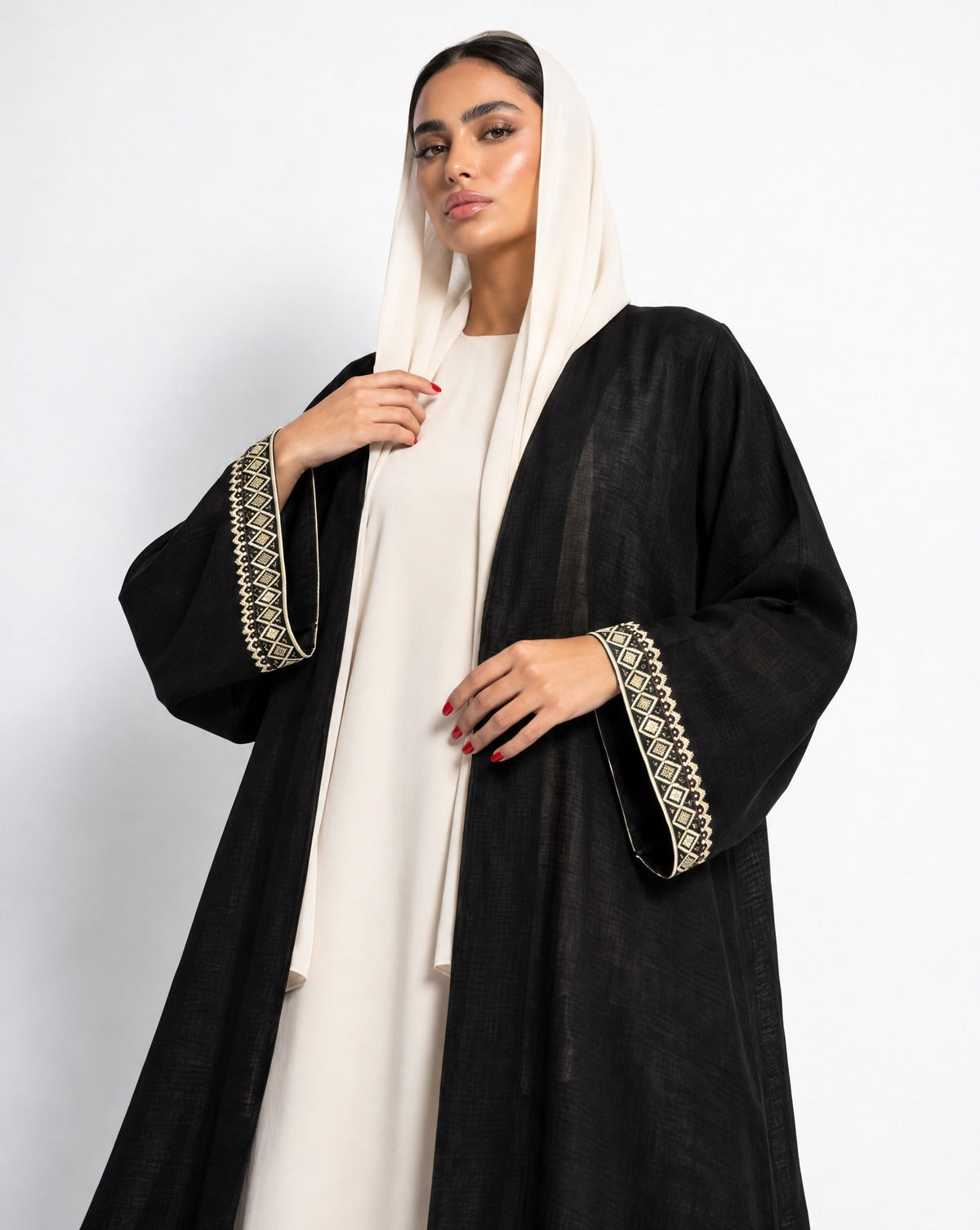 PATTERN CROSS BLACK ABAYA - DAR TARAF - MIRA Y MANO