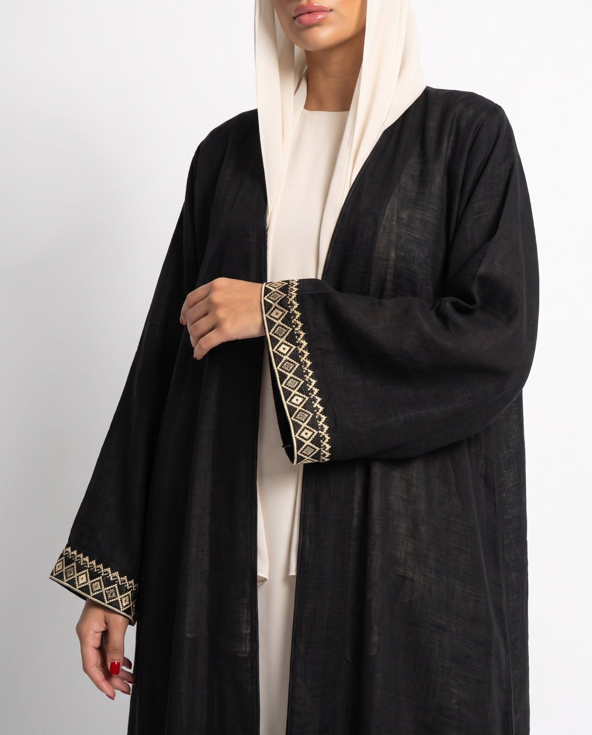 PATTERN CROSS BLACK ABAYA - DAR TARAF - MIRA Y MANO