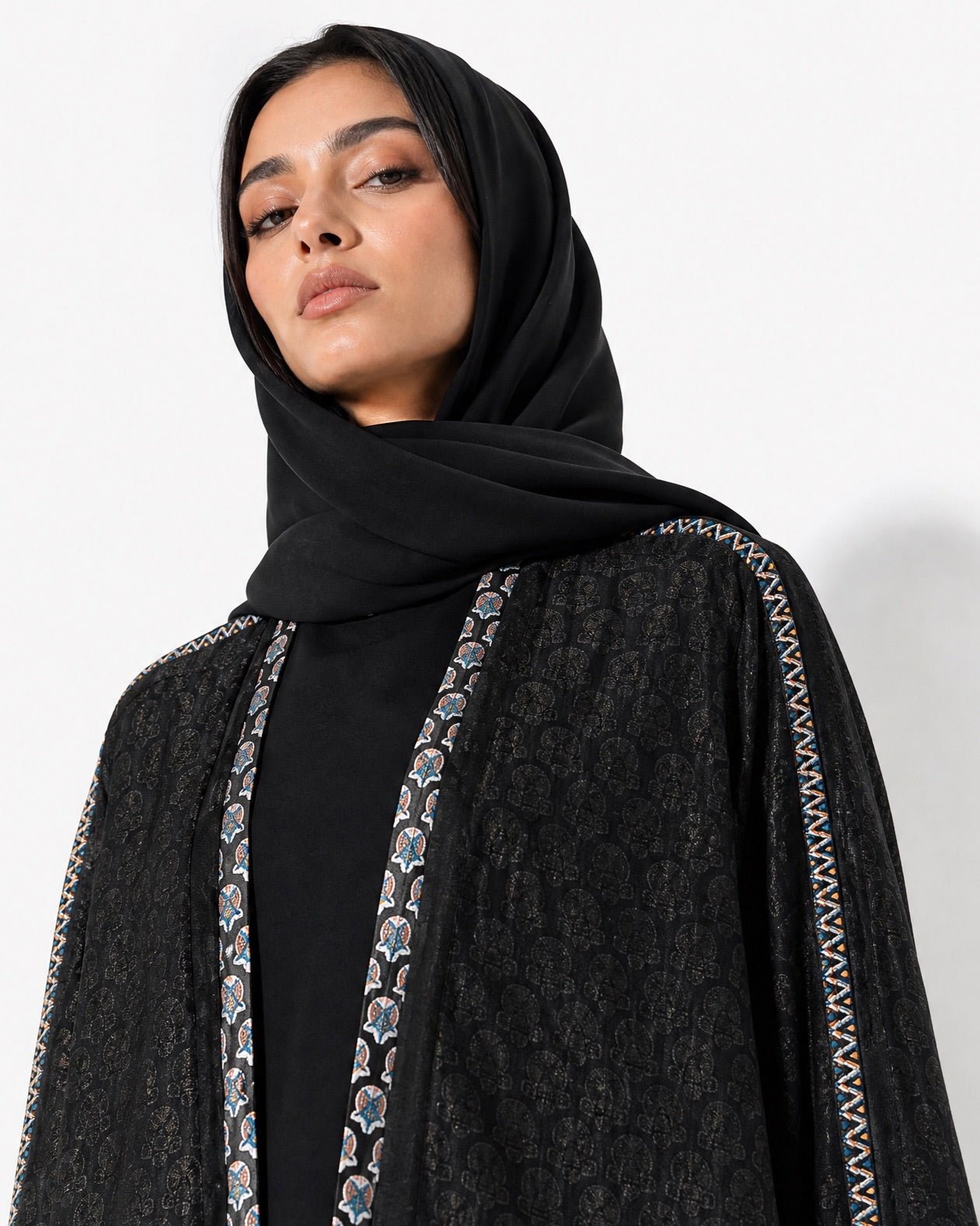 SC26TR6004-BK-1 ABAYA - DAR TARAF - MIRA Y MANO