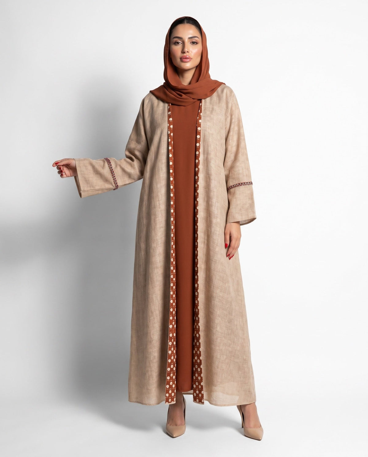 XO PRINT BEIGE ABAYA - DAR TARAF - MIRA Y MANO