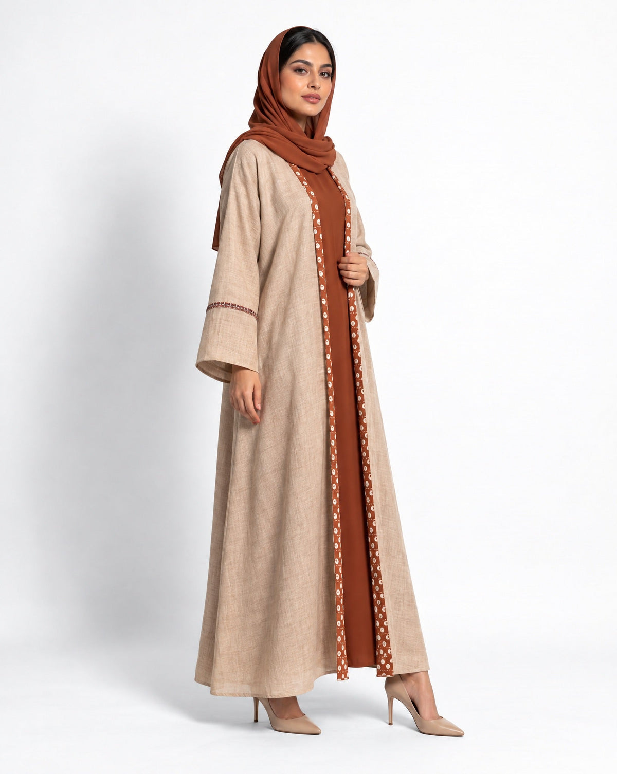 XO PRINT BEIGE ABAYA - DAR TARAF - MIRA Y MANO
