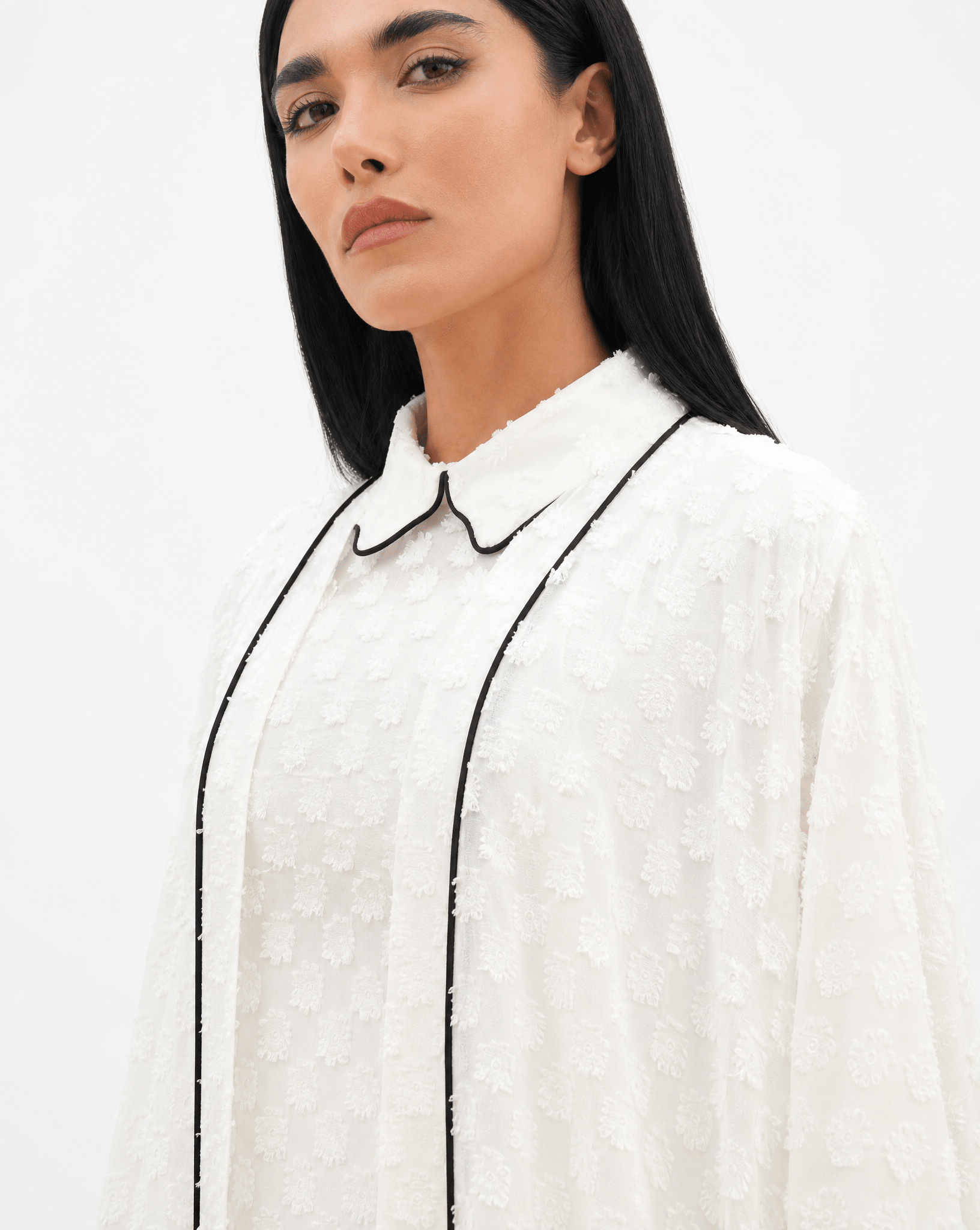 ABM26-1135-WH ABAYA - EFFA - MIRA Y MANO