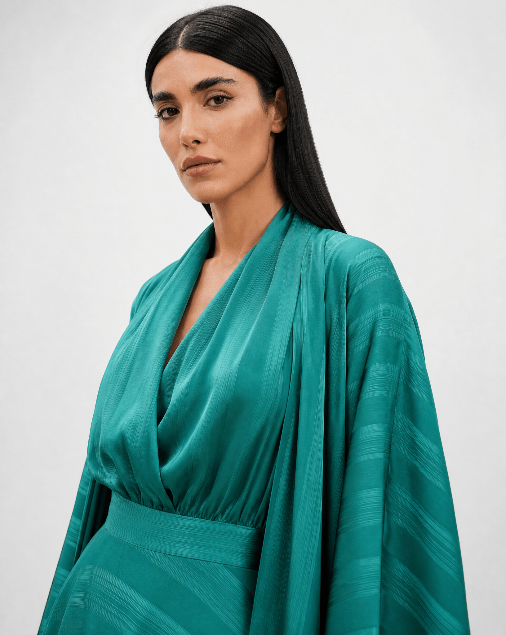 ABM26-1136-GR ABAYA - EFFA - MIRA Y MANO