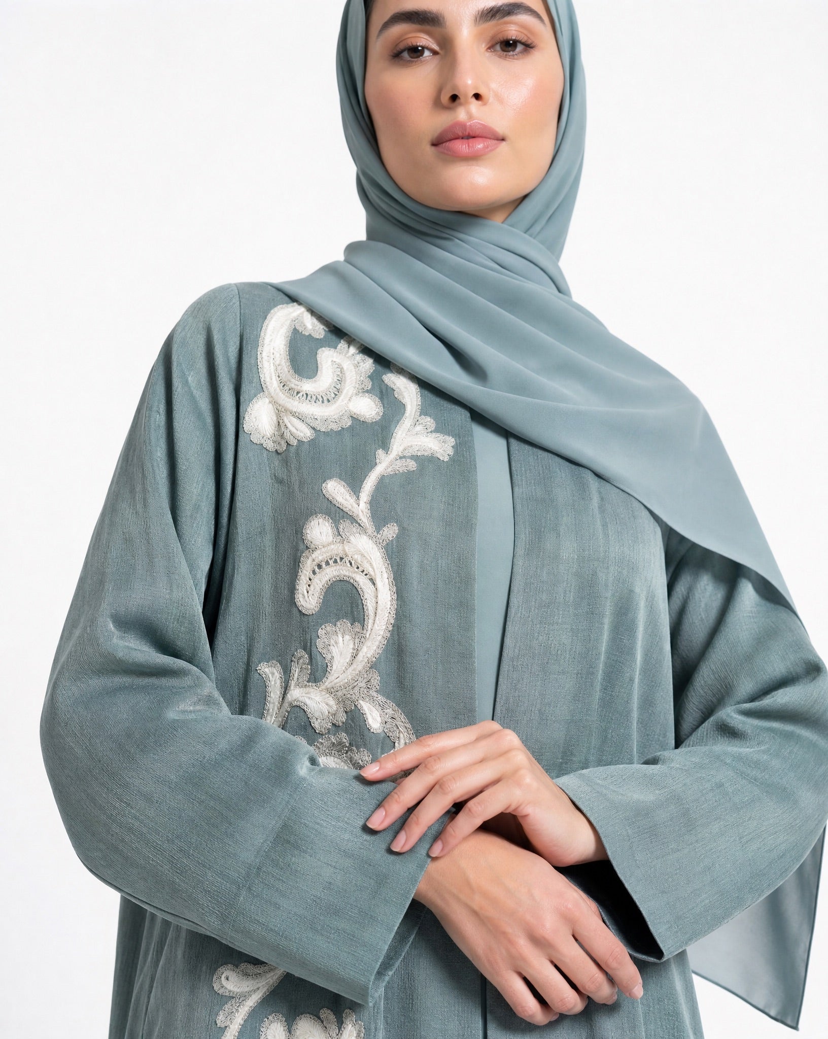 ABY 4606M ABAYA - EMAD RIZQ - MIRA Y MANO