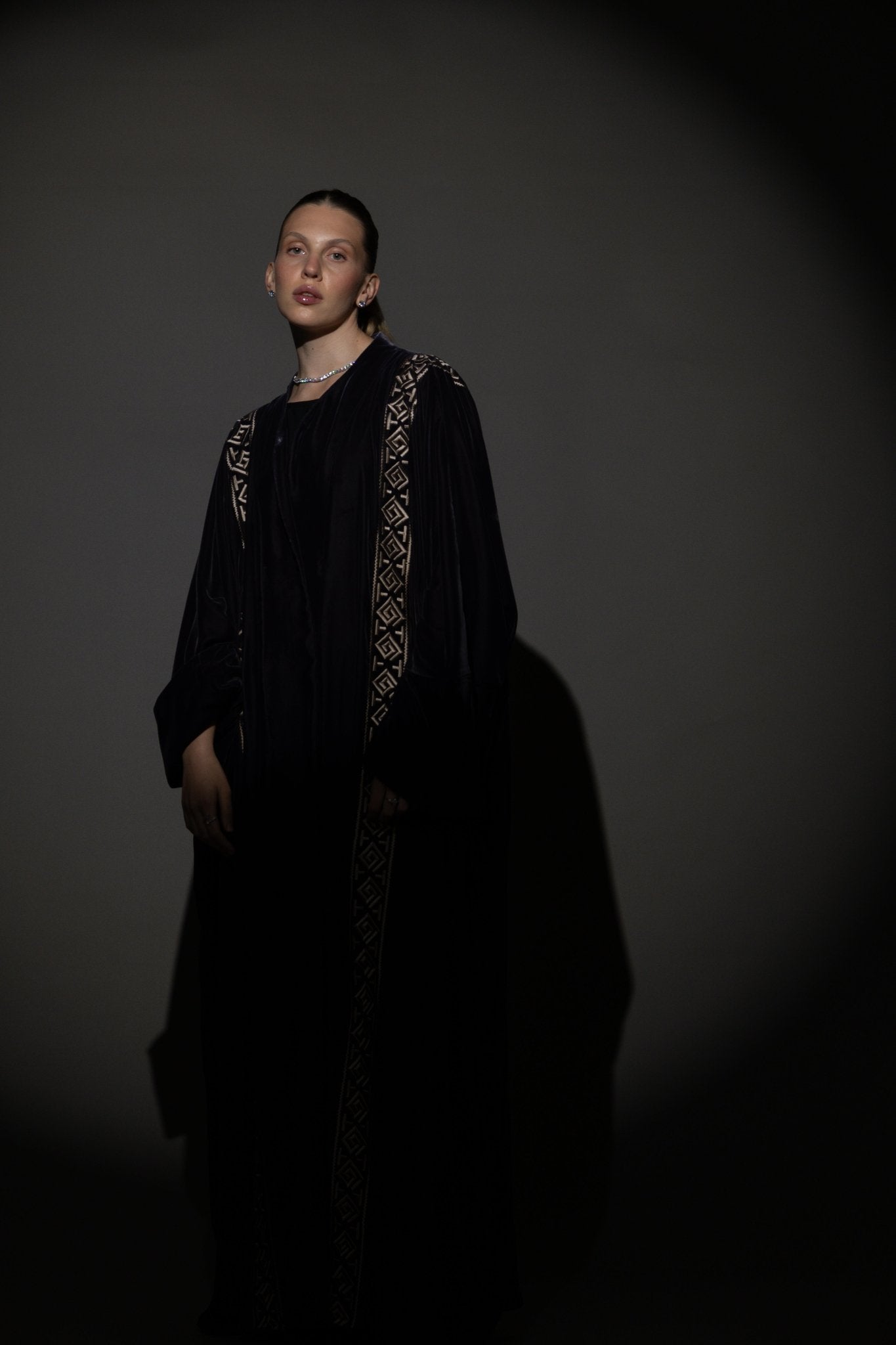 FC 790 ABAYA - FOUZ COUTURE - MIRA Y MANO