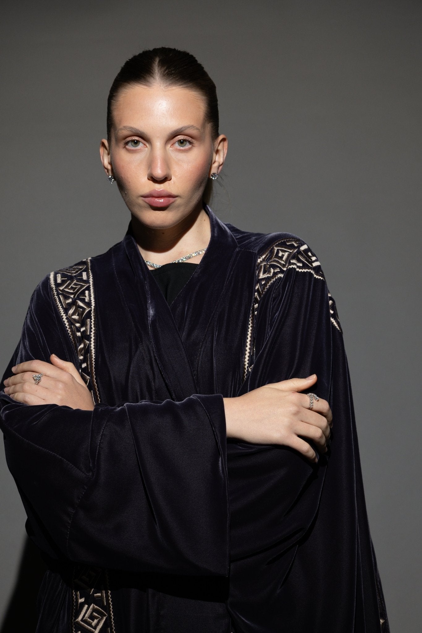 FC 790 ABAYA - FOUZ COUTURE - MIRA Y MANO