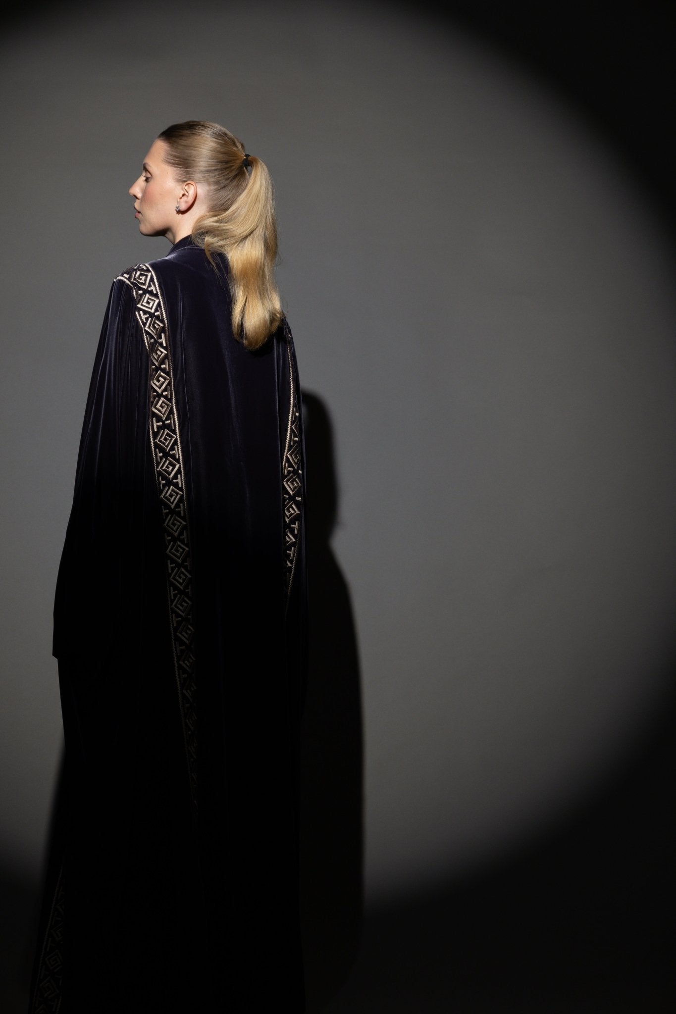 FC 790 ABAYA - FOUZ COUTURE - MIRA Y MANO