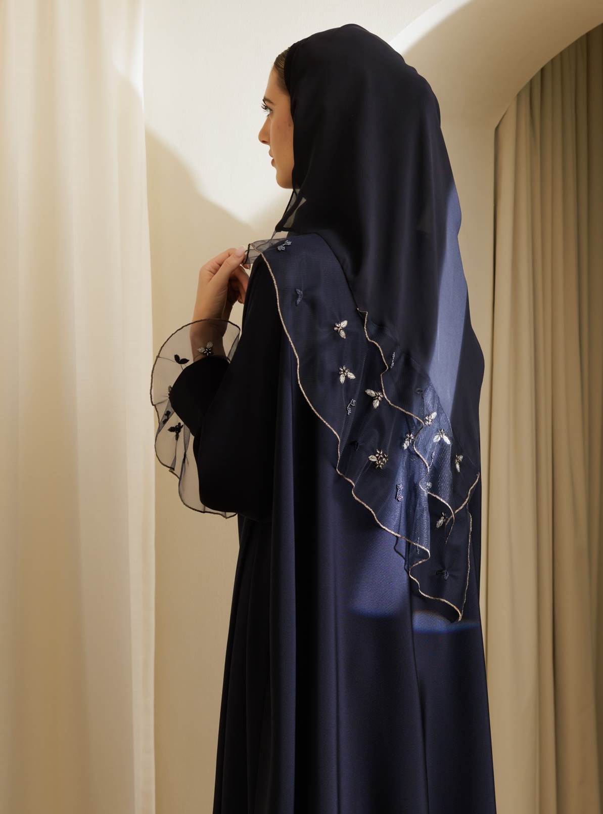 G242-DNB ABAYA - GUL - MIRA Y MANO