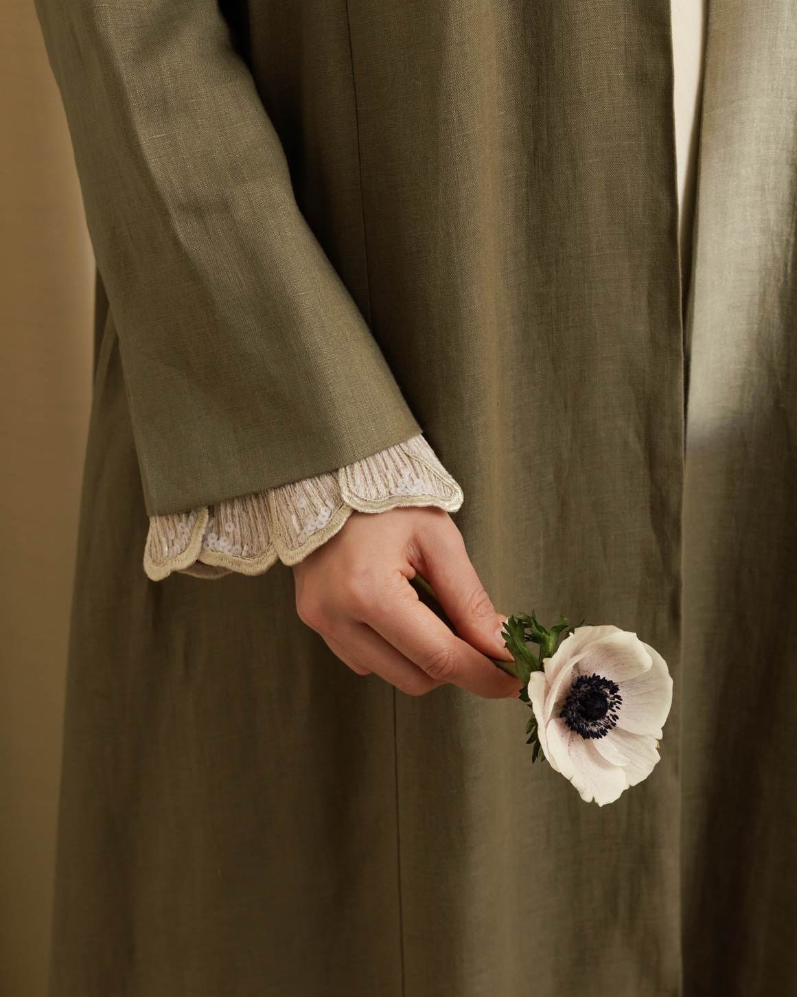 G244-GRN ABAYA - GUL - MIRA Y MANO