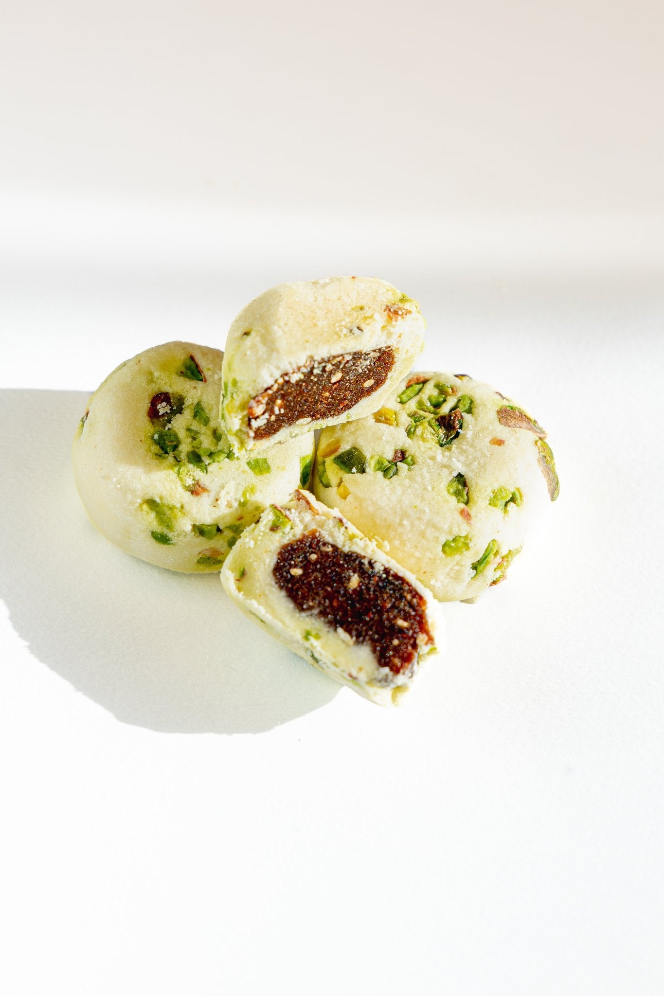 KAEK GHRAYBEH WITH DATES - KAEK BLADY - MIRA Y MANO