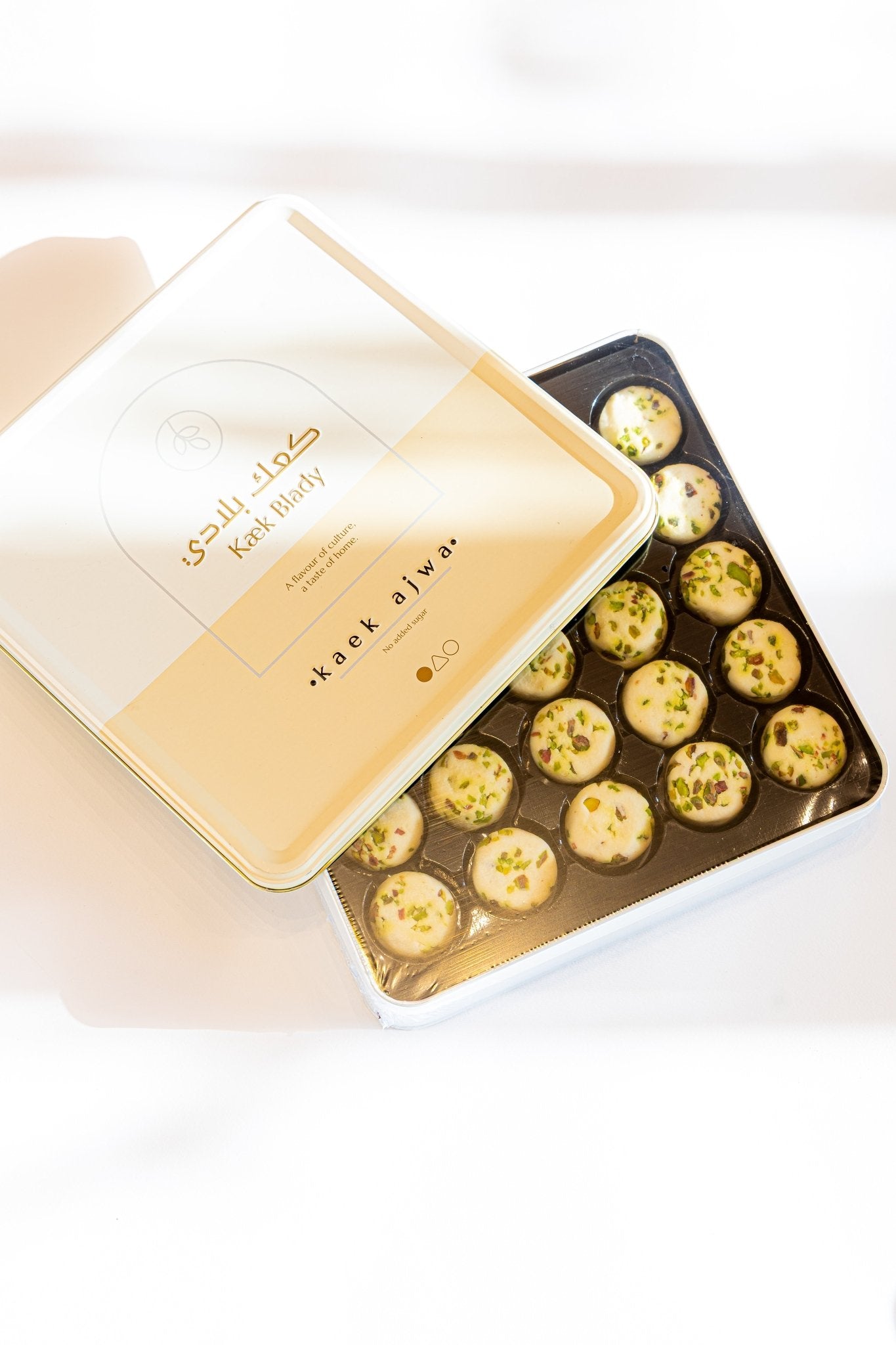 KAEK GHRAYBEH WITH DATES - KAEK BLADY - MIRA Y MANO