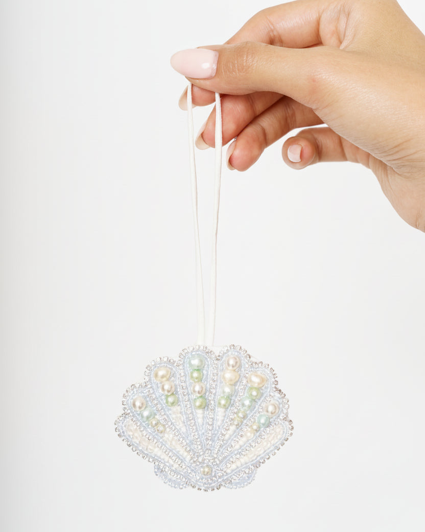 PEARLY CHARM - KHAM - MIRA Y MANO