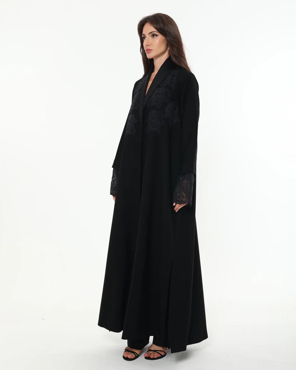TIMELESS LESS ABAYA - LA SOIIE - MIRA Y MANO