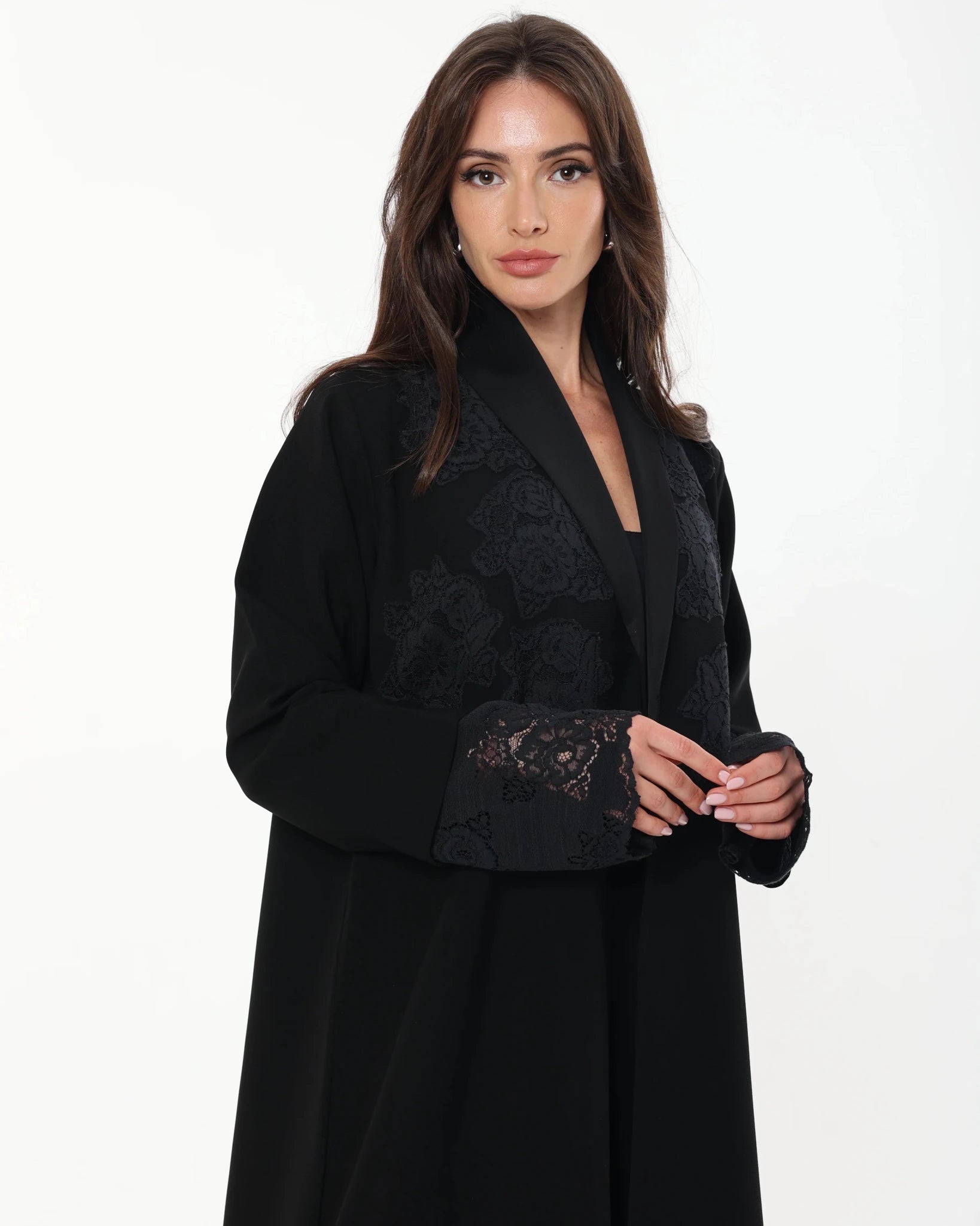 TIMELESS LESS ABAYA - LA SOIIE - MIRA Y MANO