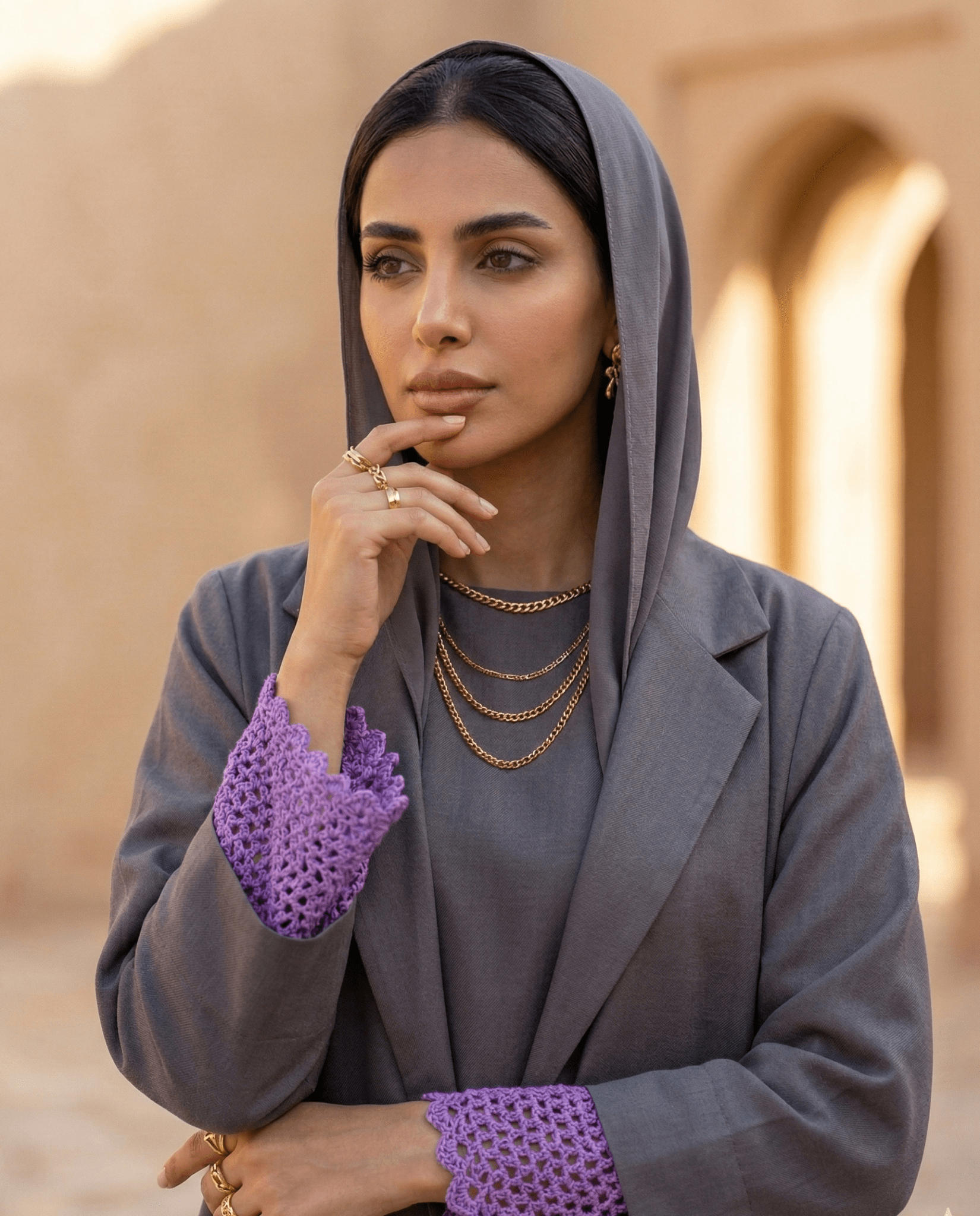 LA01147 - GR ABAYA - LAILA AL AWADHI - MIRA Y MANO