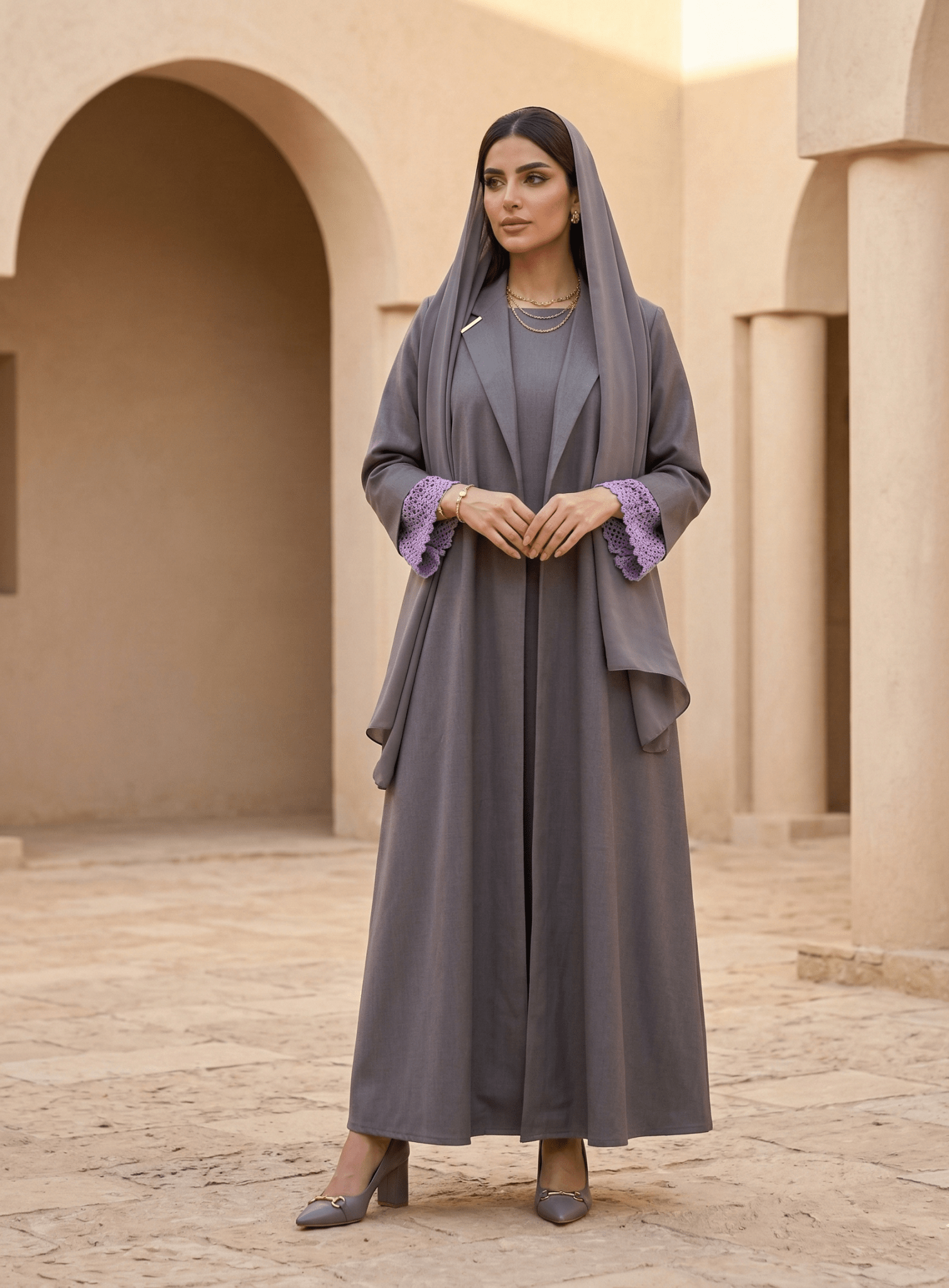 LA01147 - GR ABAYA - LAILA AL AWADHI - MIRA Y MANO