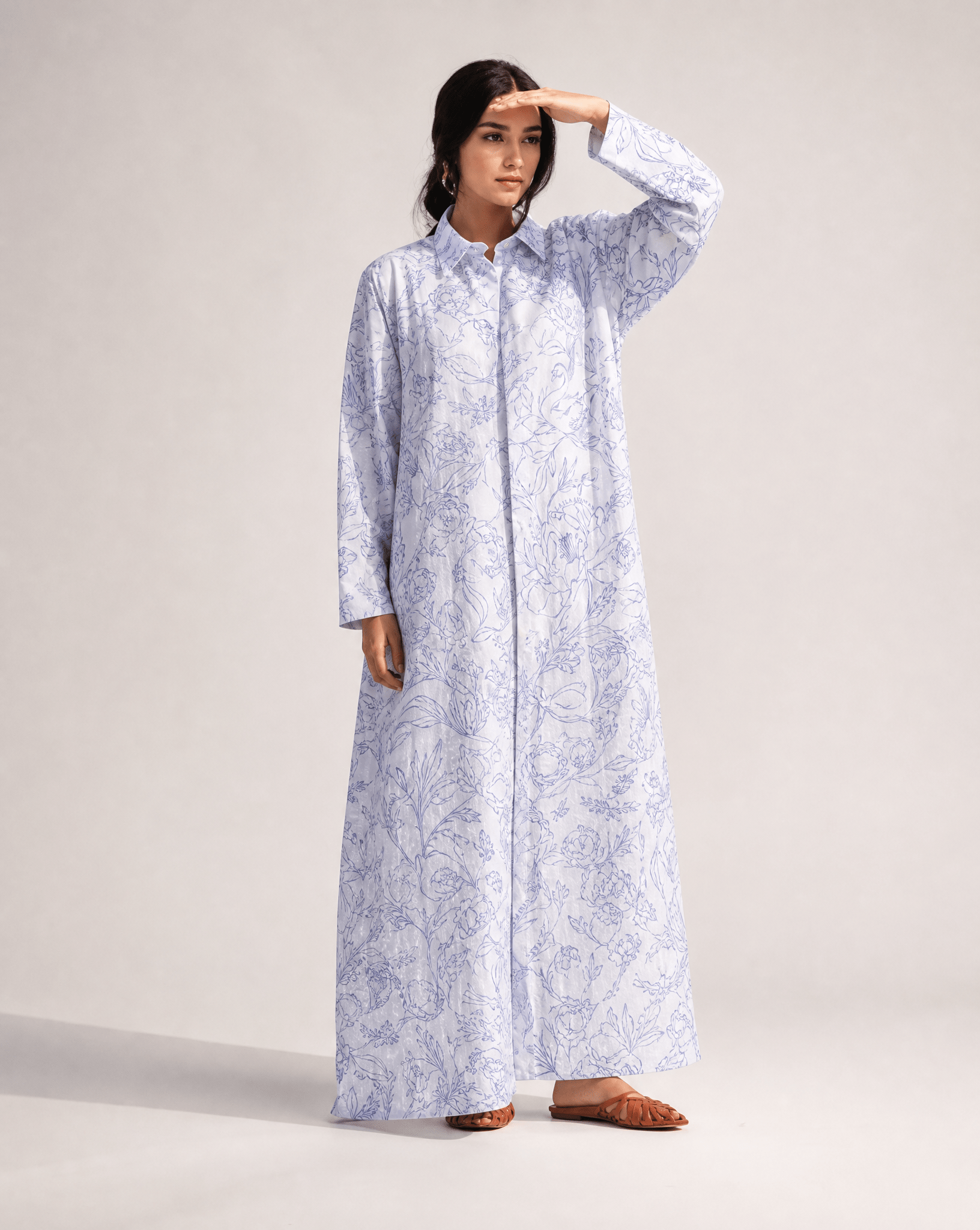 LA01148-WH ABAYA - LAILA AL AWADHI - MIRA Y MANO