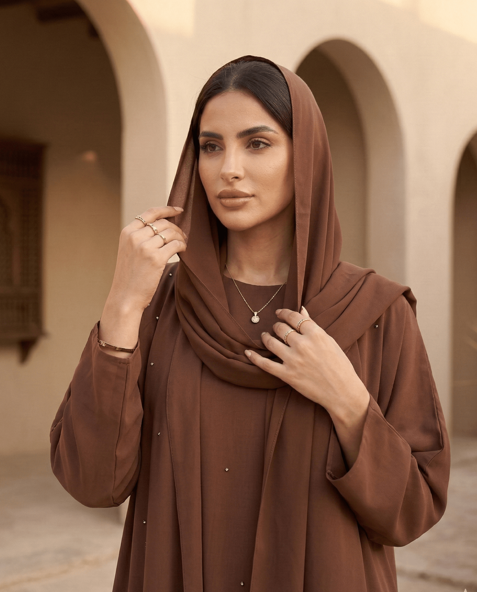 LA01149 - BR ABAYA - LAILA AL AWADHI - MIRA Y MANO